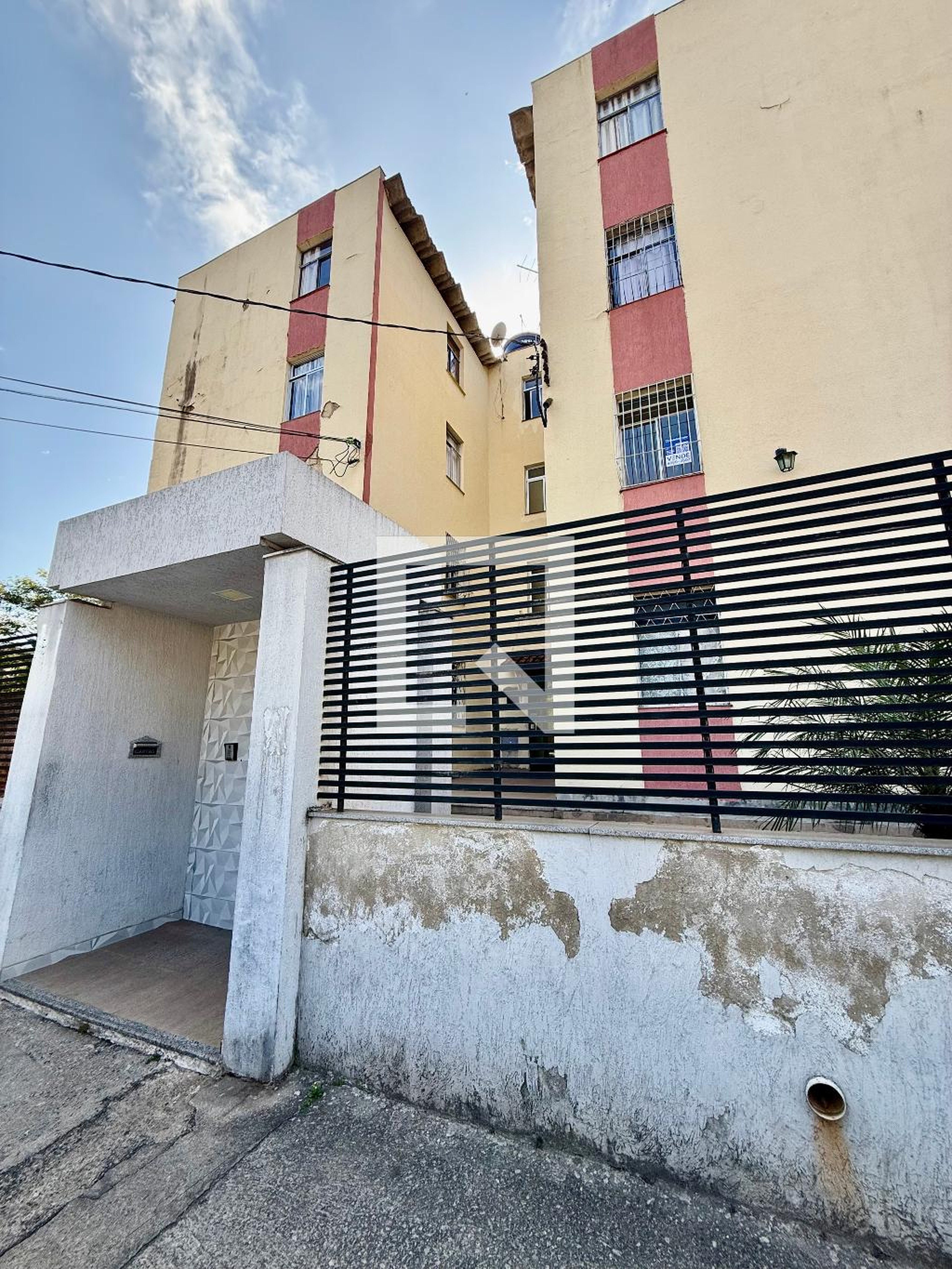 Fachada Condomínio em Rua Dorinato Lima, 505