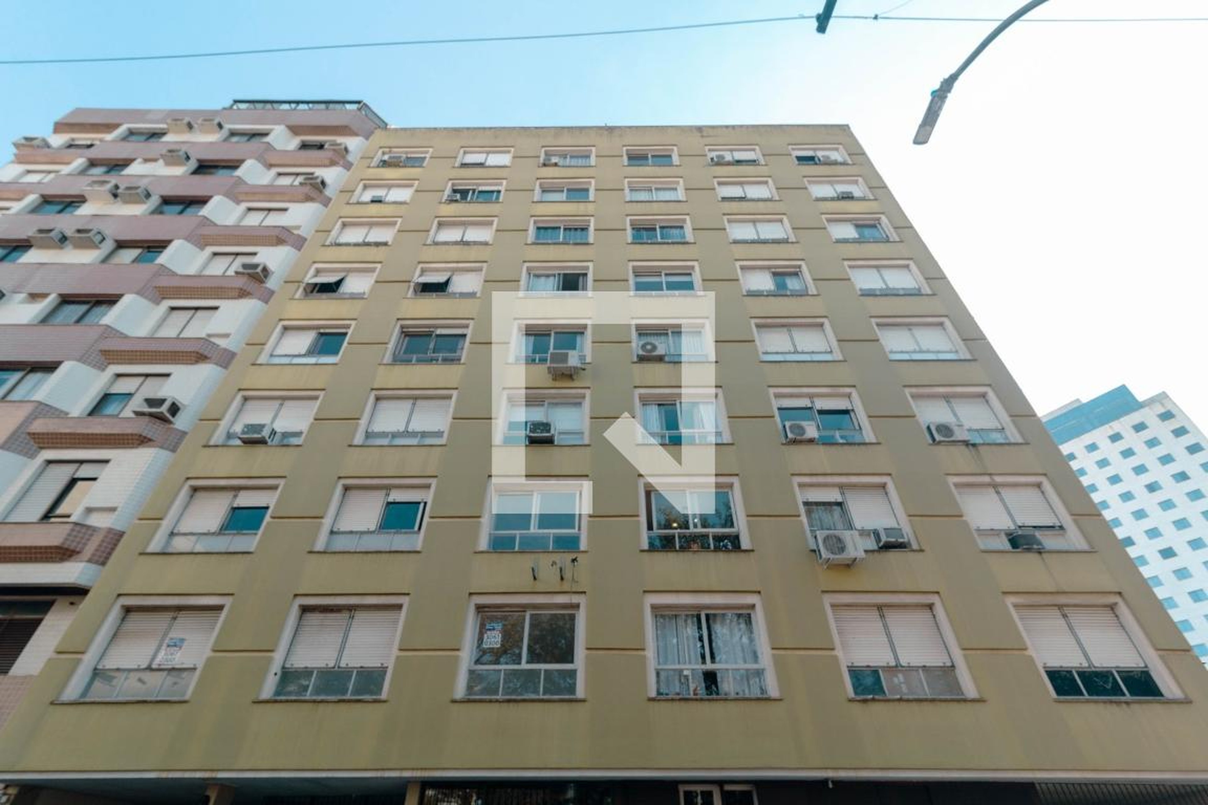 Fachada Condomínio em Rua Sarmento Leite, 763