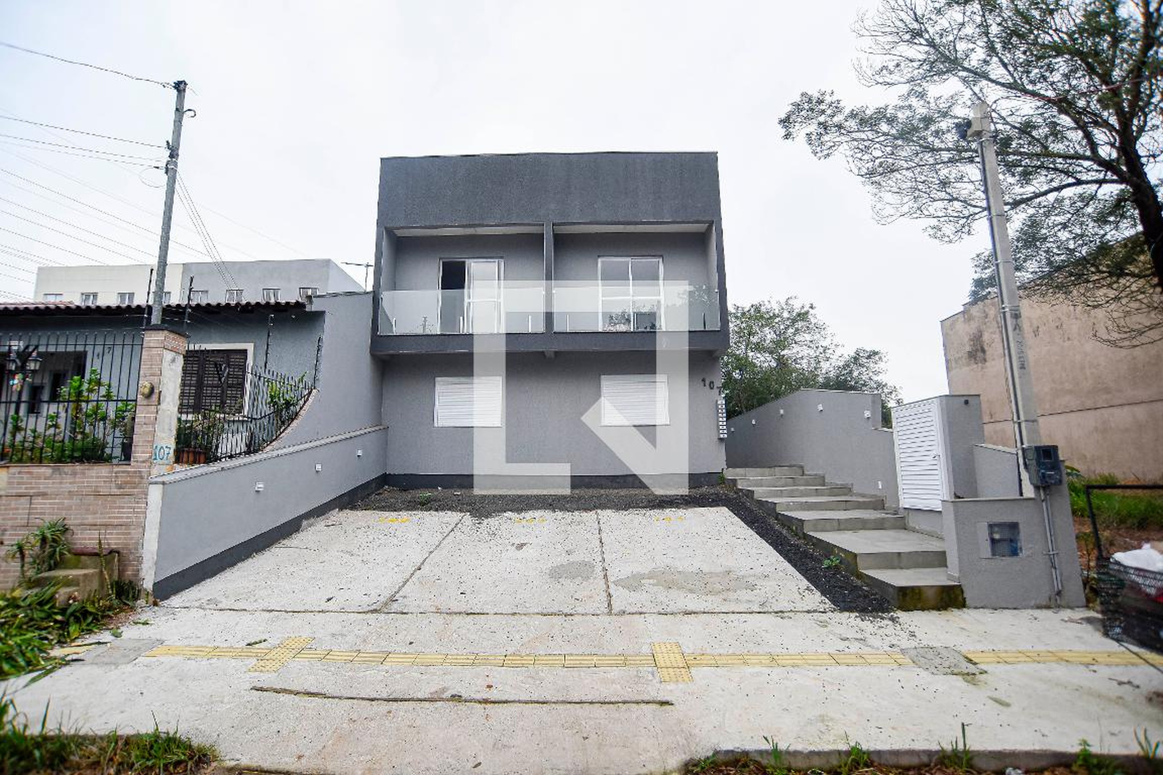Fachada Condomínio em Rua Jatobás, 107
