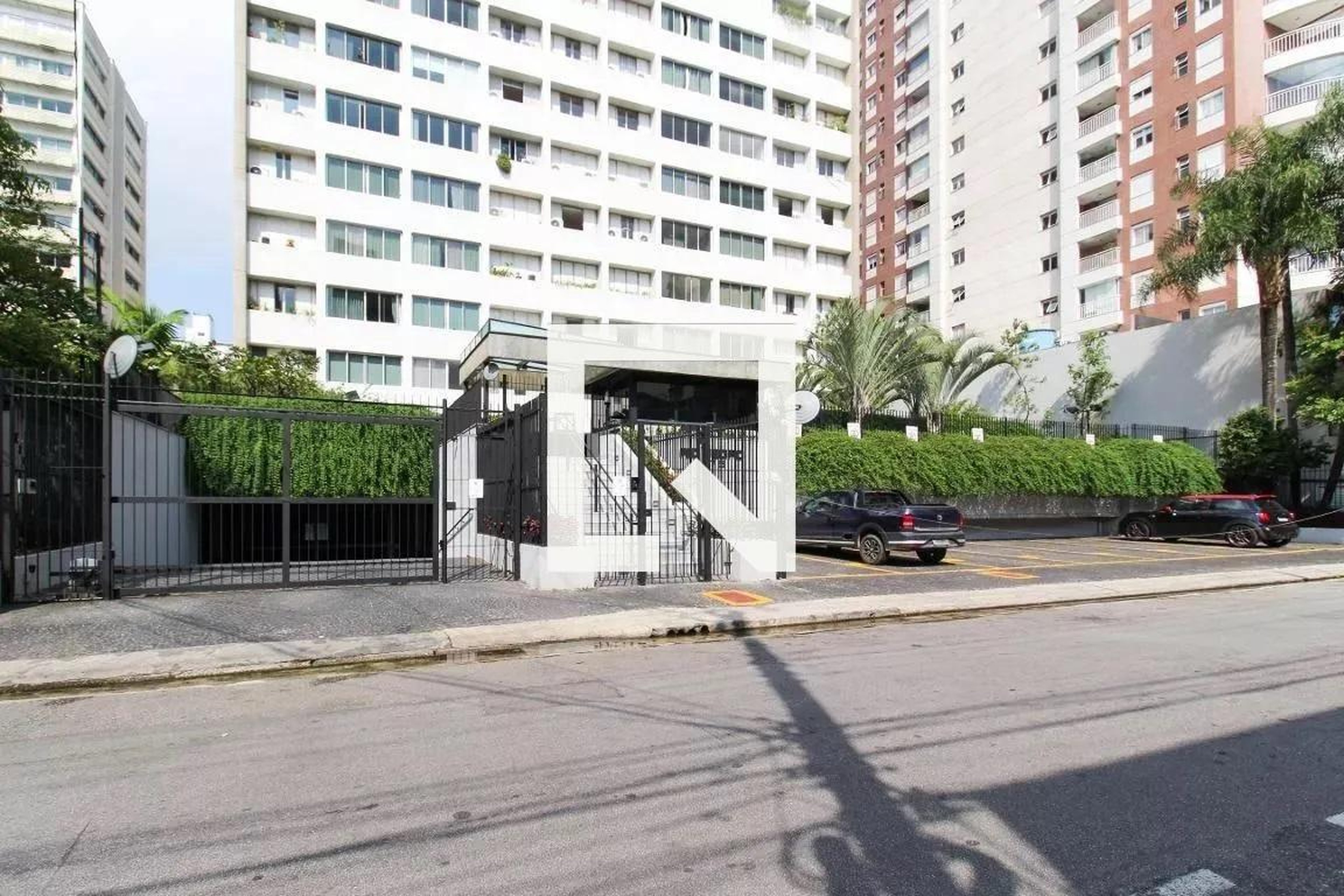 Fachada Condomínio em Rua Manuel Guedes, 141