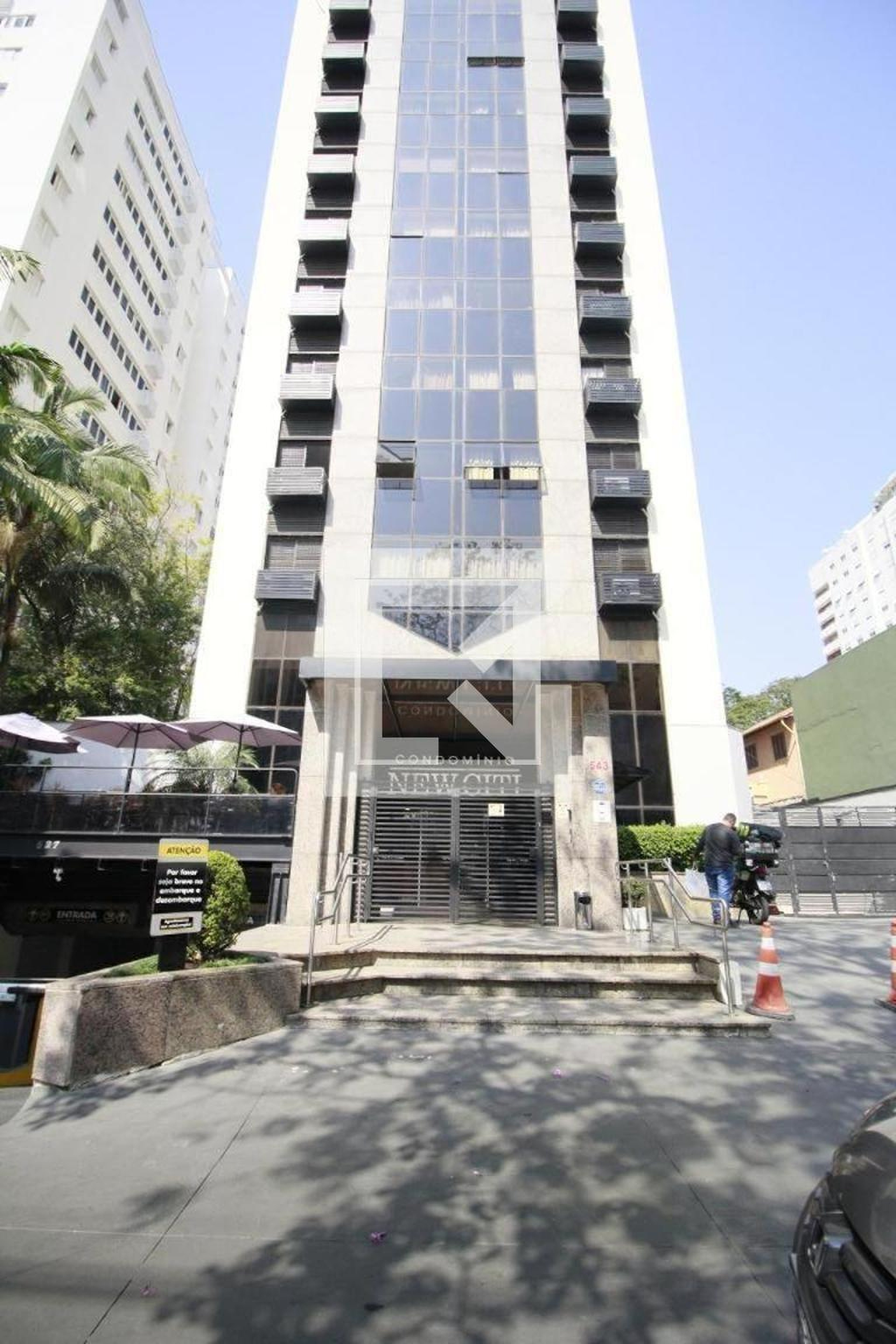 Fachada Condomínio em Rua Pedroso Alvarenga, 539