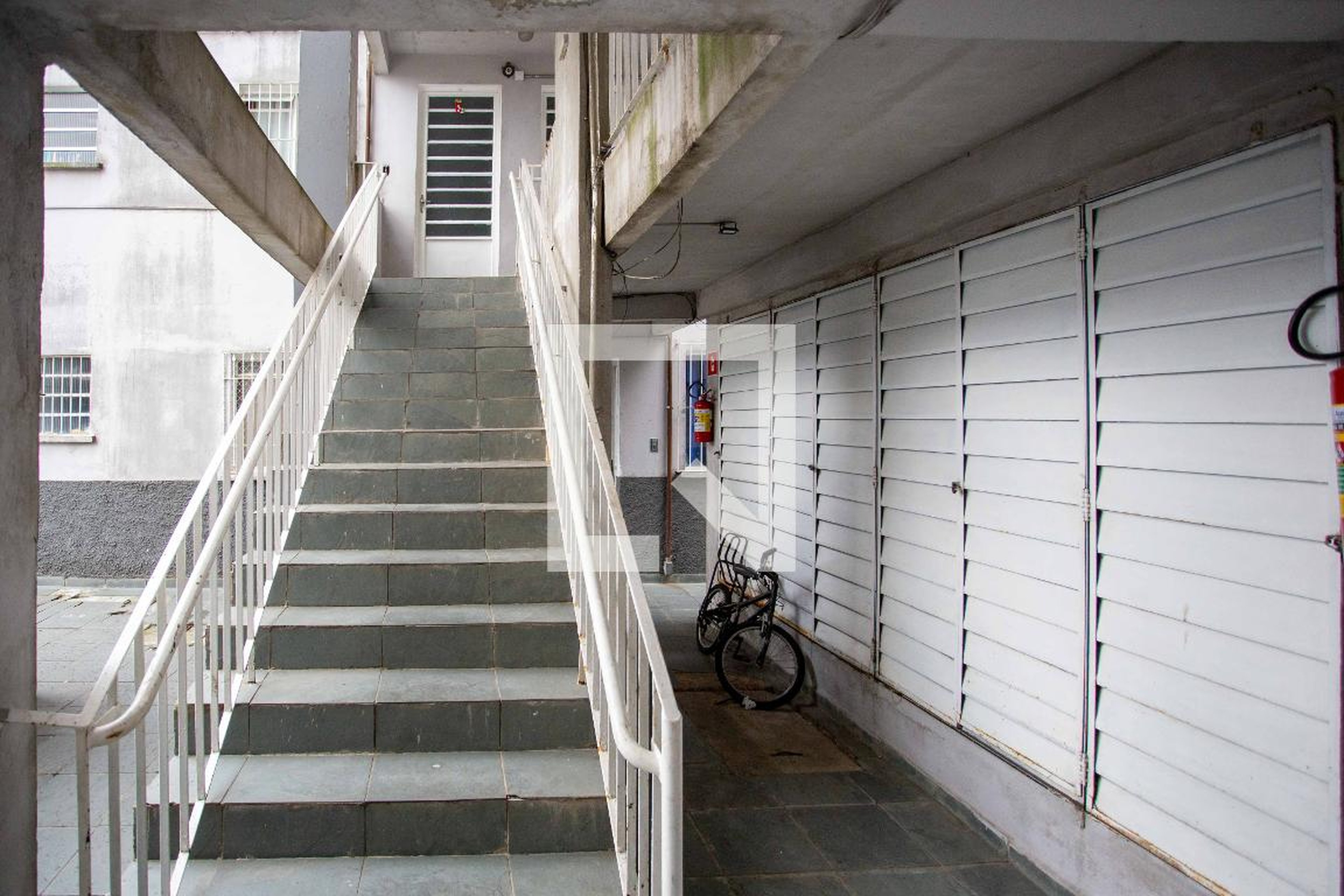 Hall de entrada Condomínio em Rua Jovercina Paula de Oliveira, 510