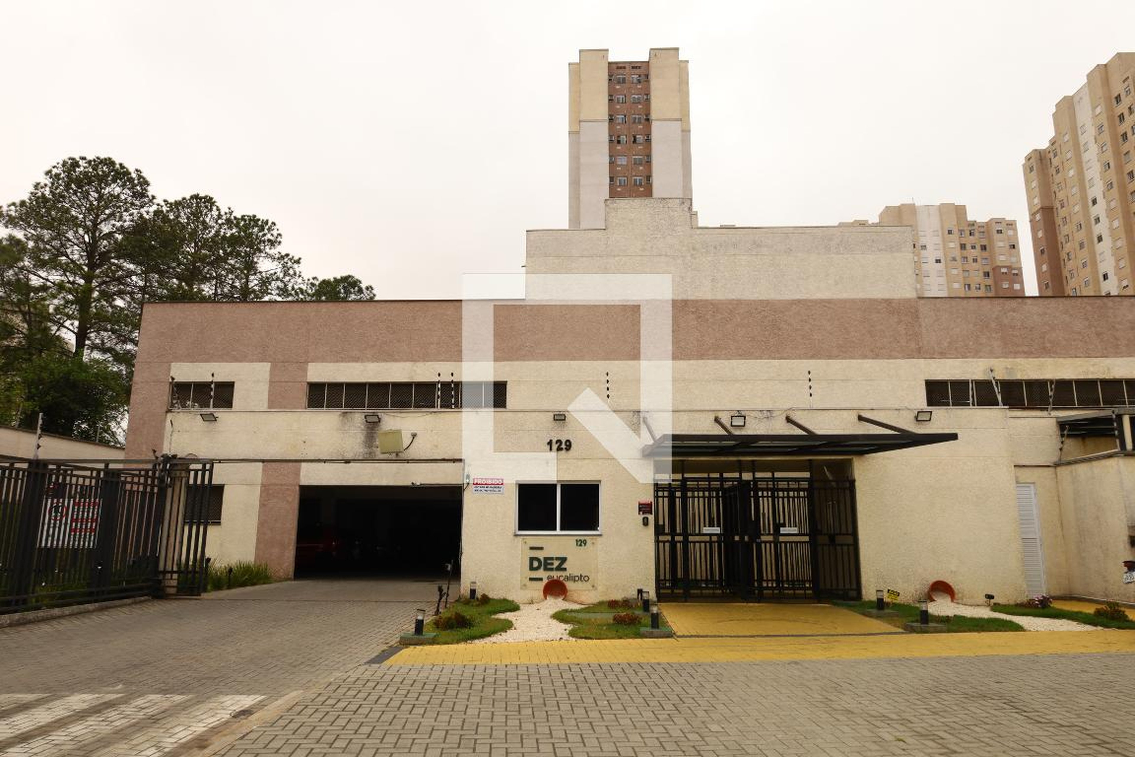 Fachada do condomínio Condomínio Dez Eucalipto