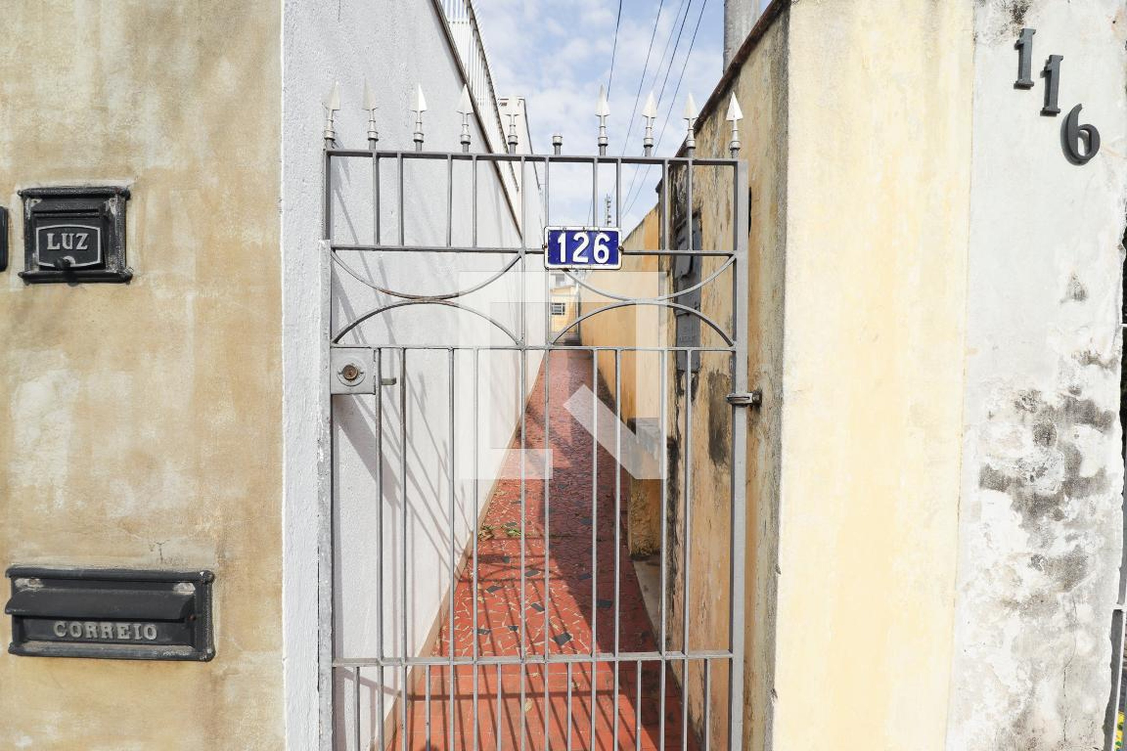Fachada Condomínio em Rua Artur, 126