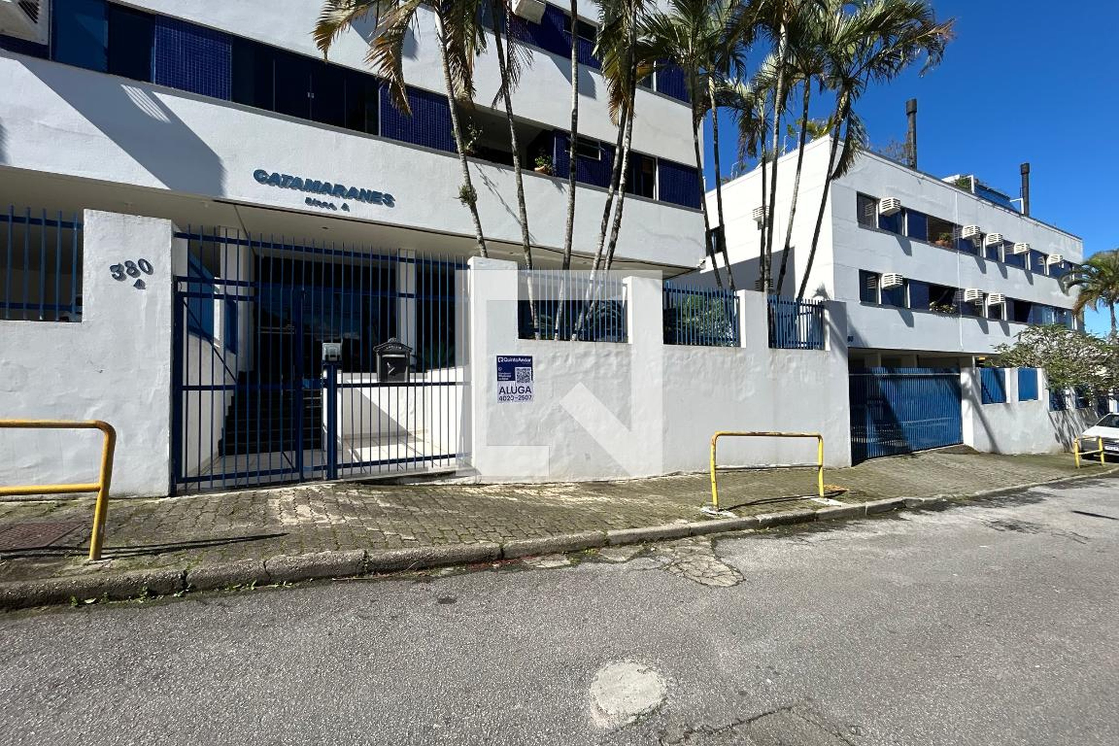 Fachada Condomínio em Rua das Ararás, 380