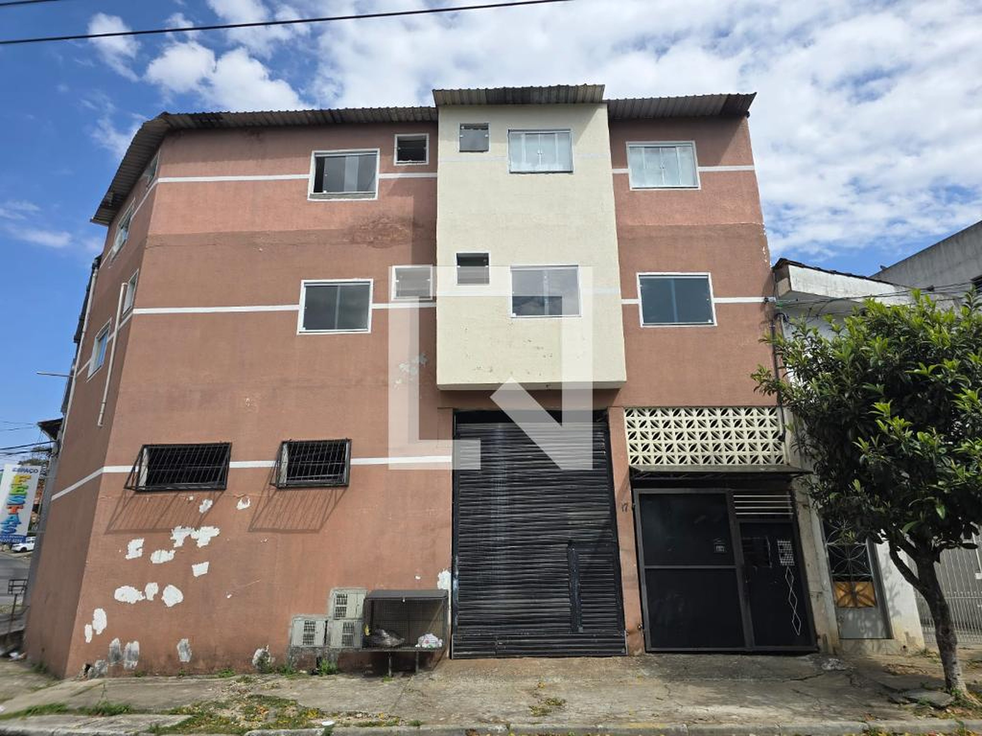 Fachada Condomínio em Rua Robrú, 17