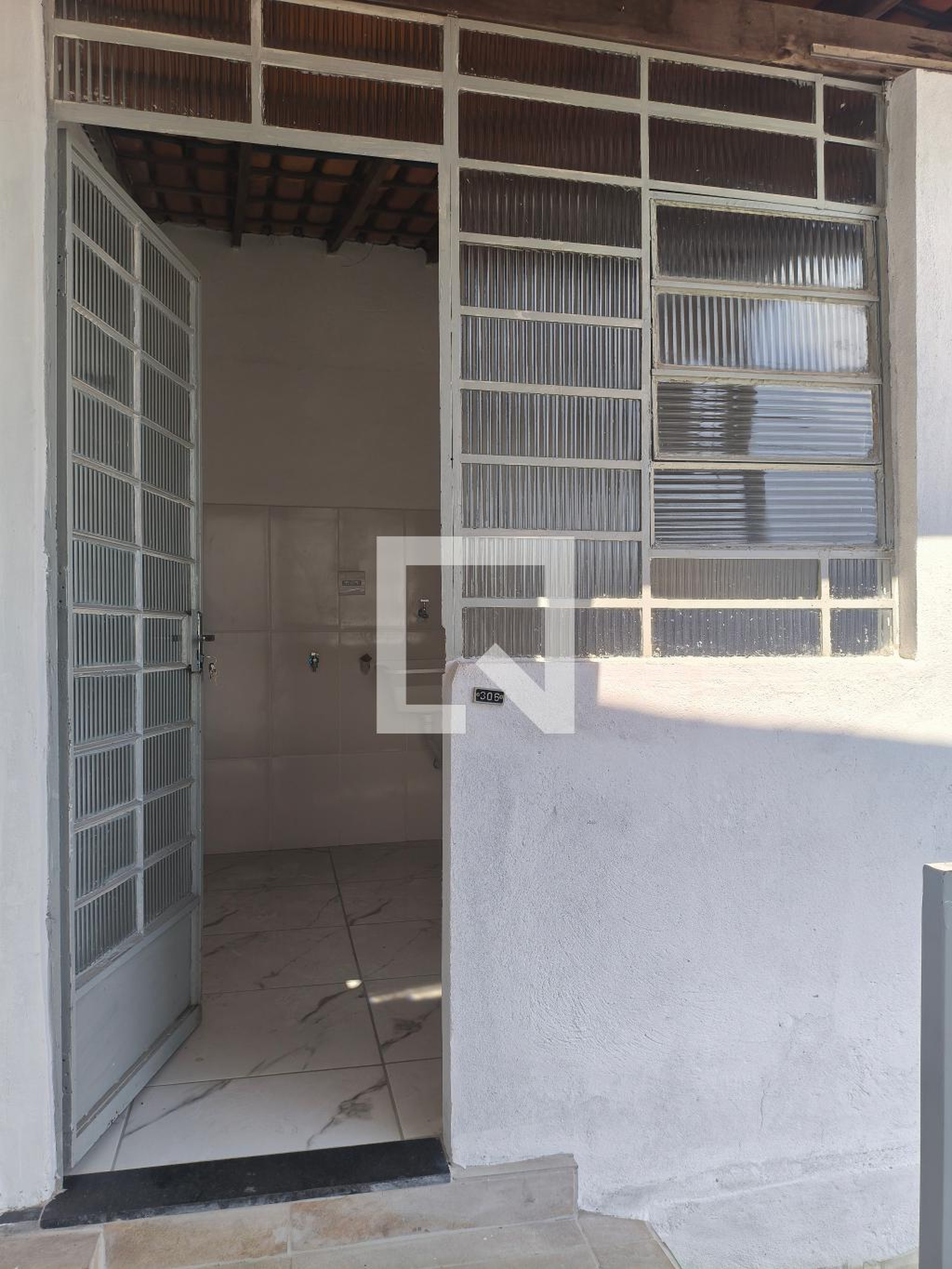 Entrada Condomínio em Rua Réis de Almeida, 20