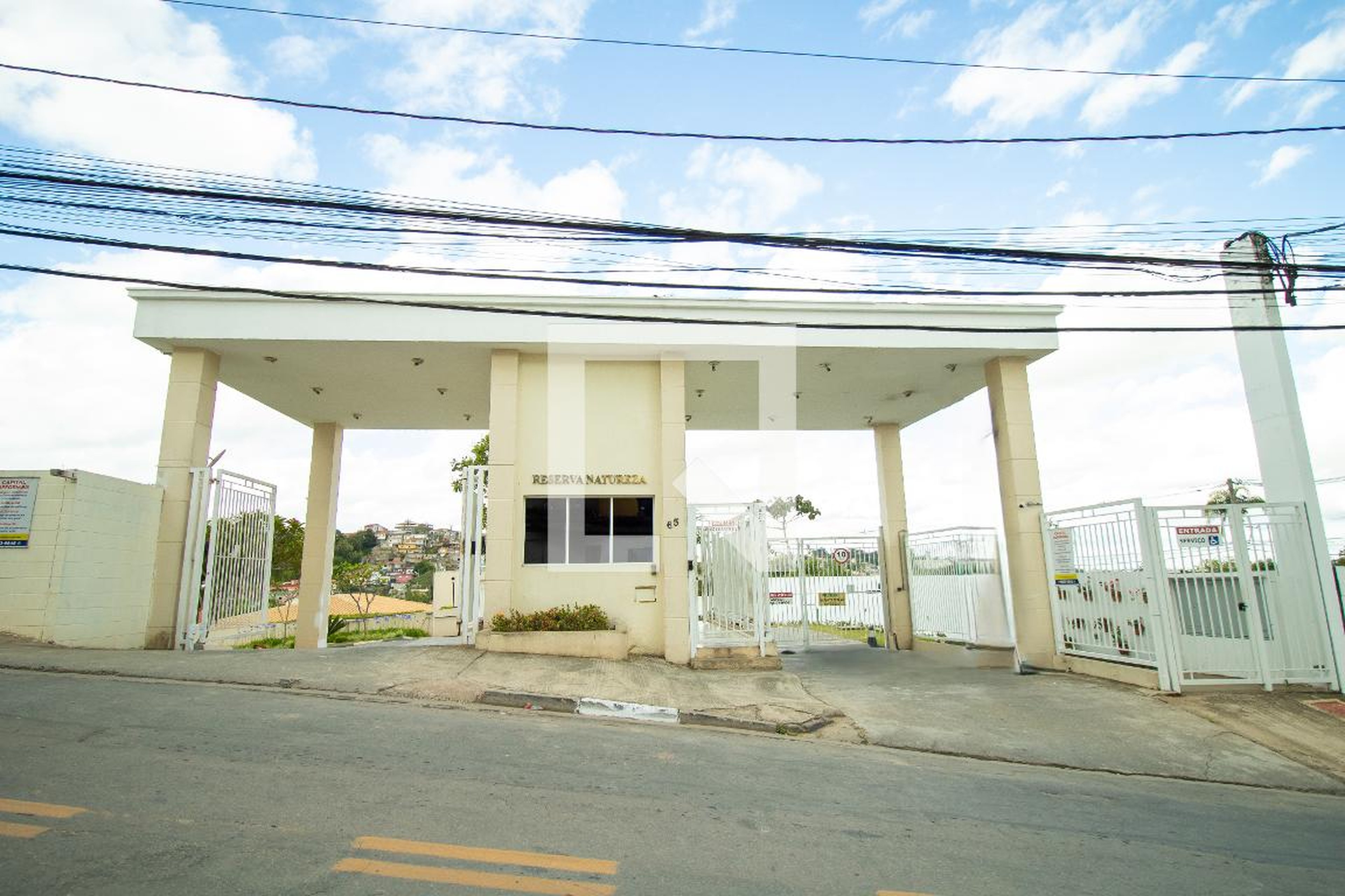 Fachada do condomínio Condomínio Reserva Natureza