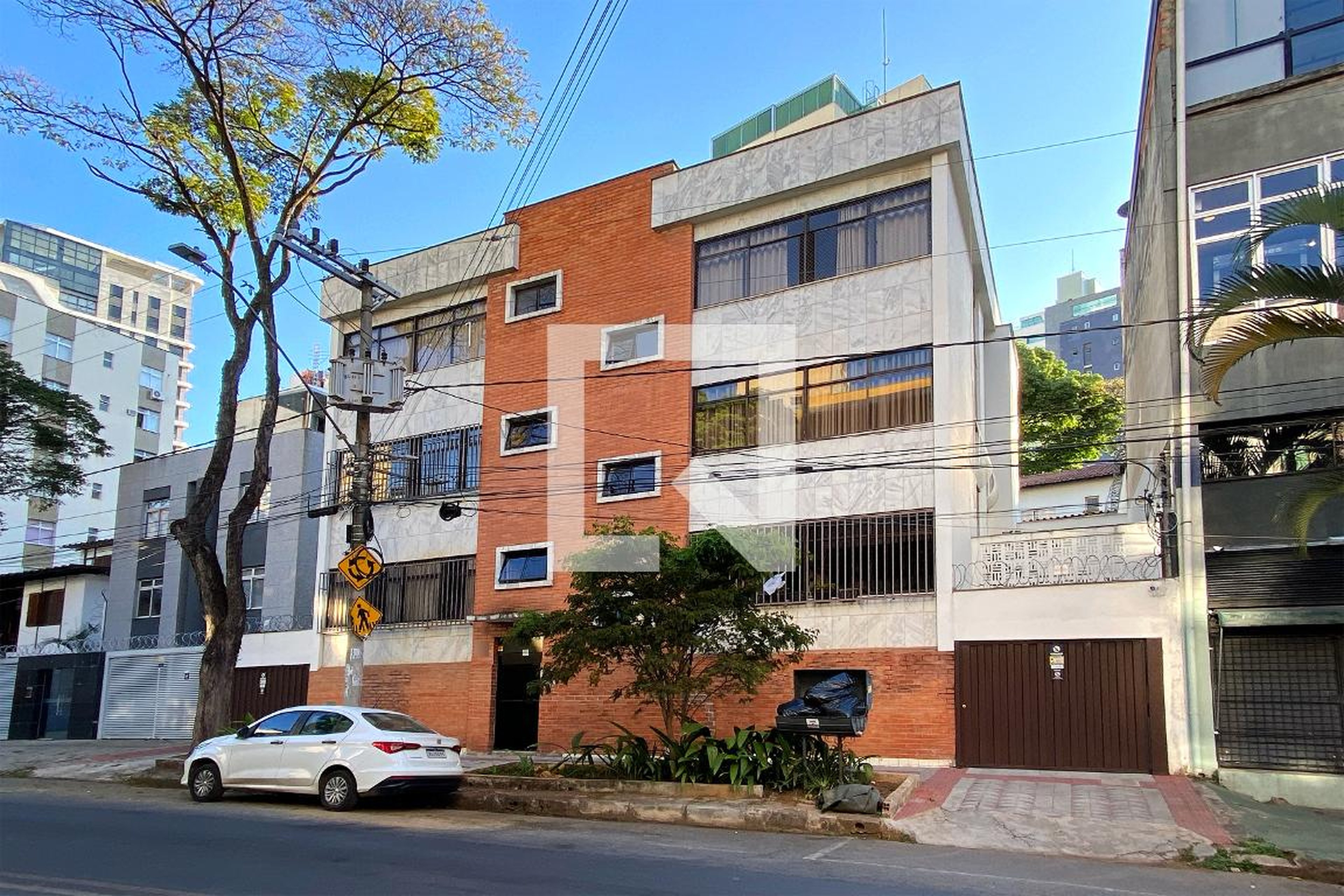 Fachada Condomínio em Rua Francisco Deslandes, 456