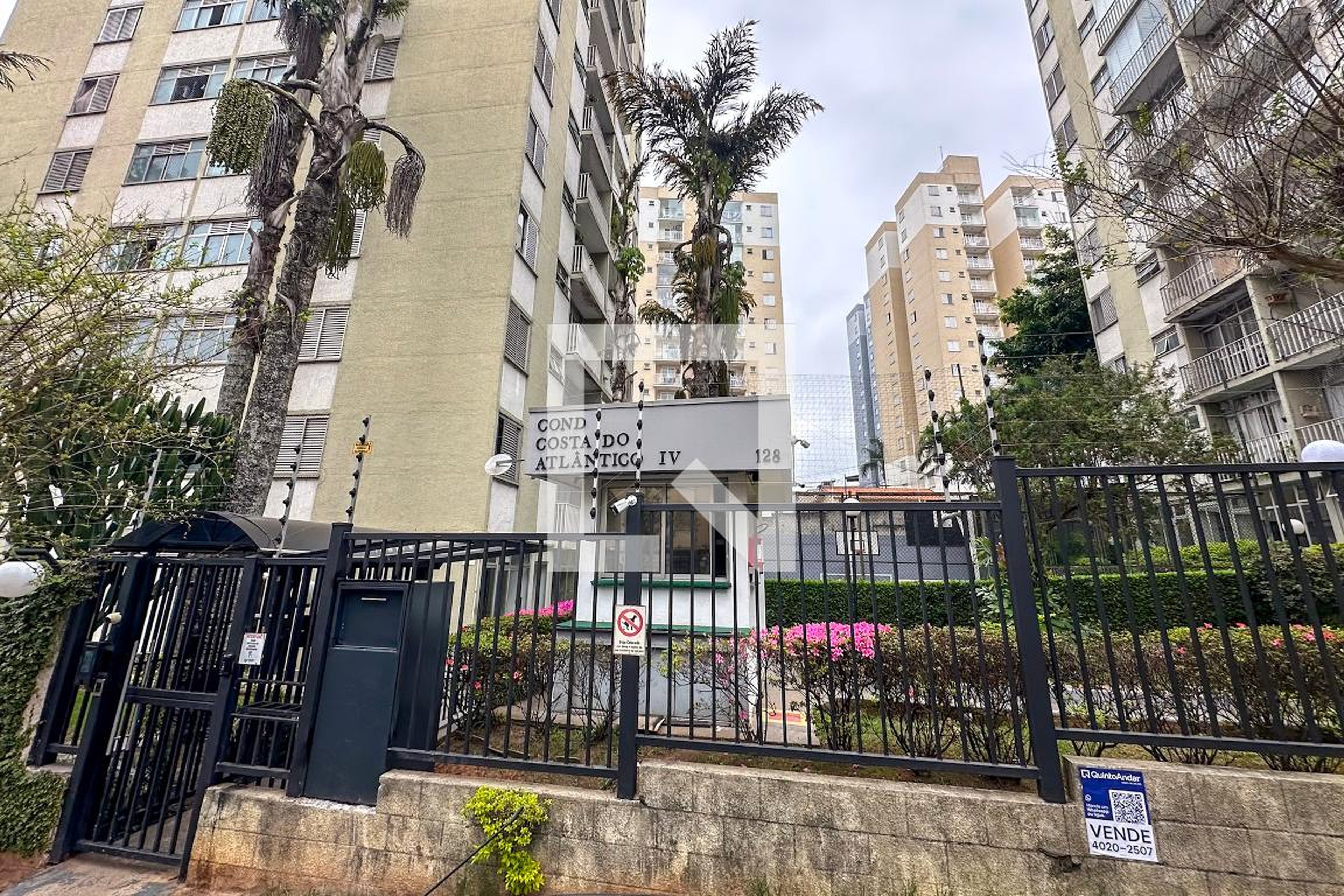 Fachada Condomínio em Rua Adriano Racine, 128