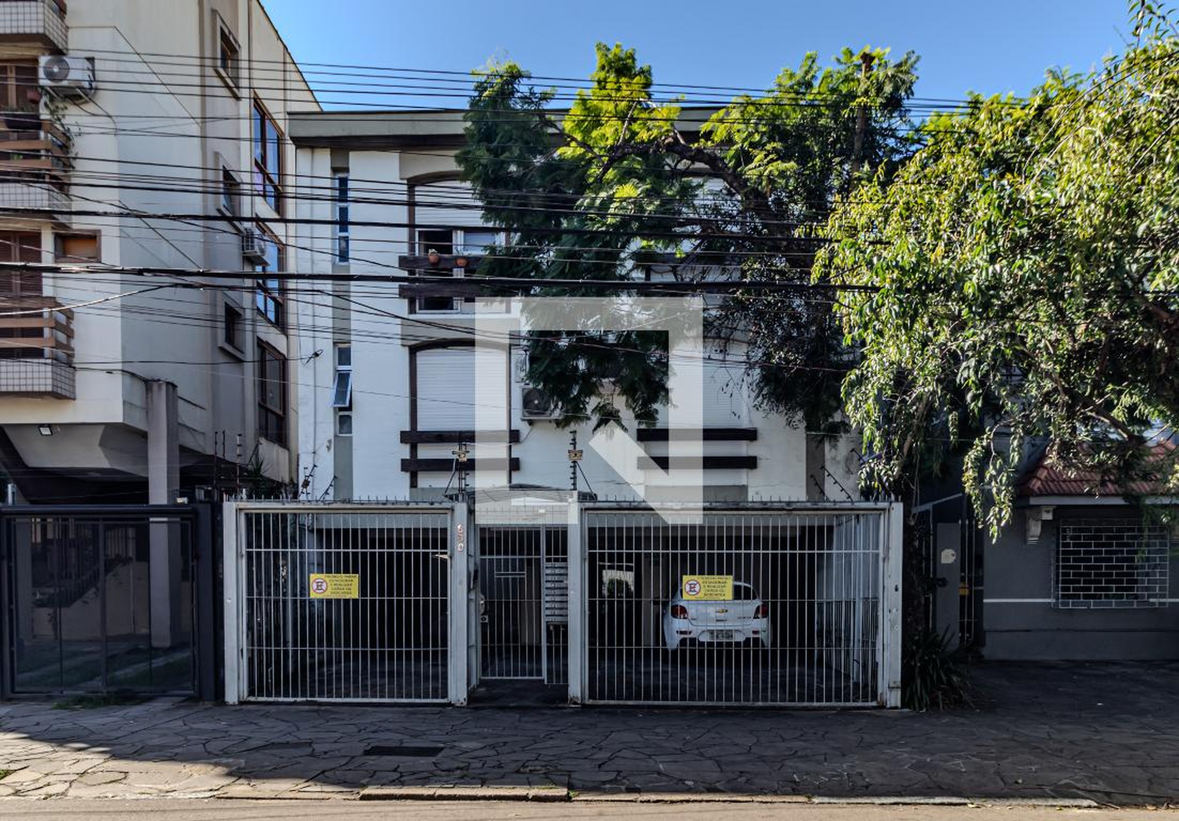 Fachada Condomínio em Rua Miguel Tostes, 830