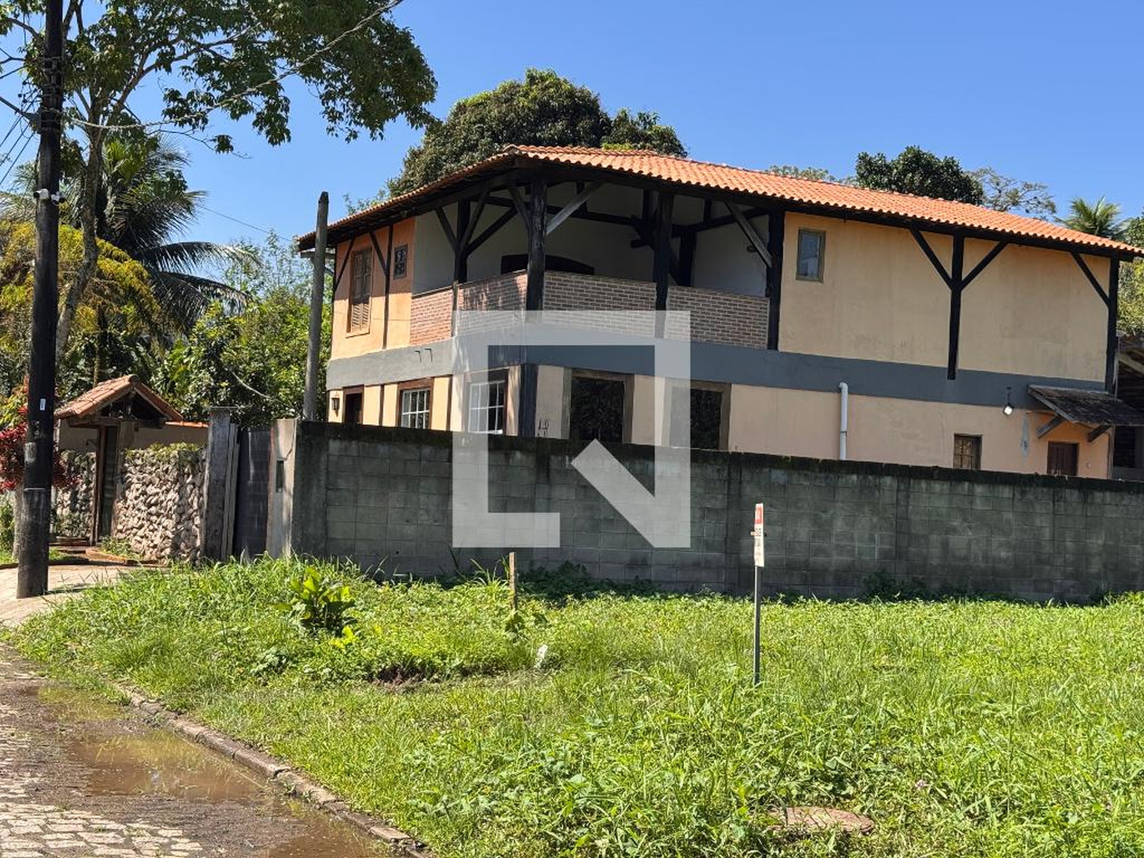 Fachada Condomínio em Rua Joaquim Gomes Ferreira, 375