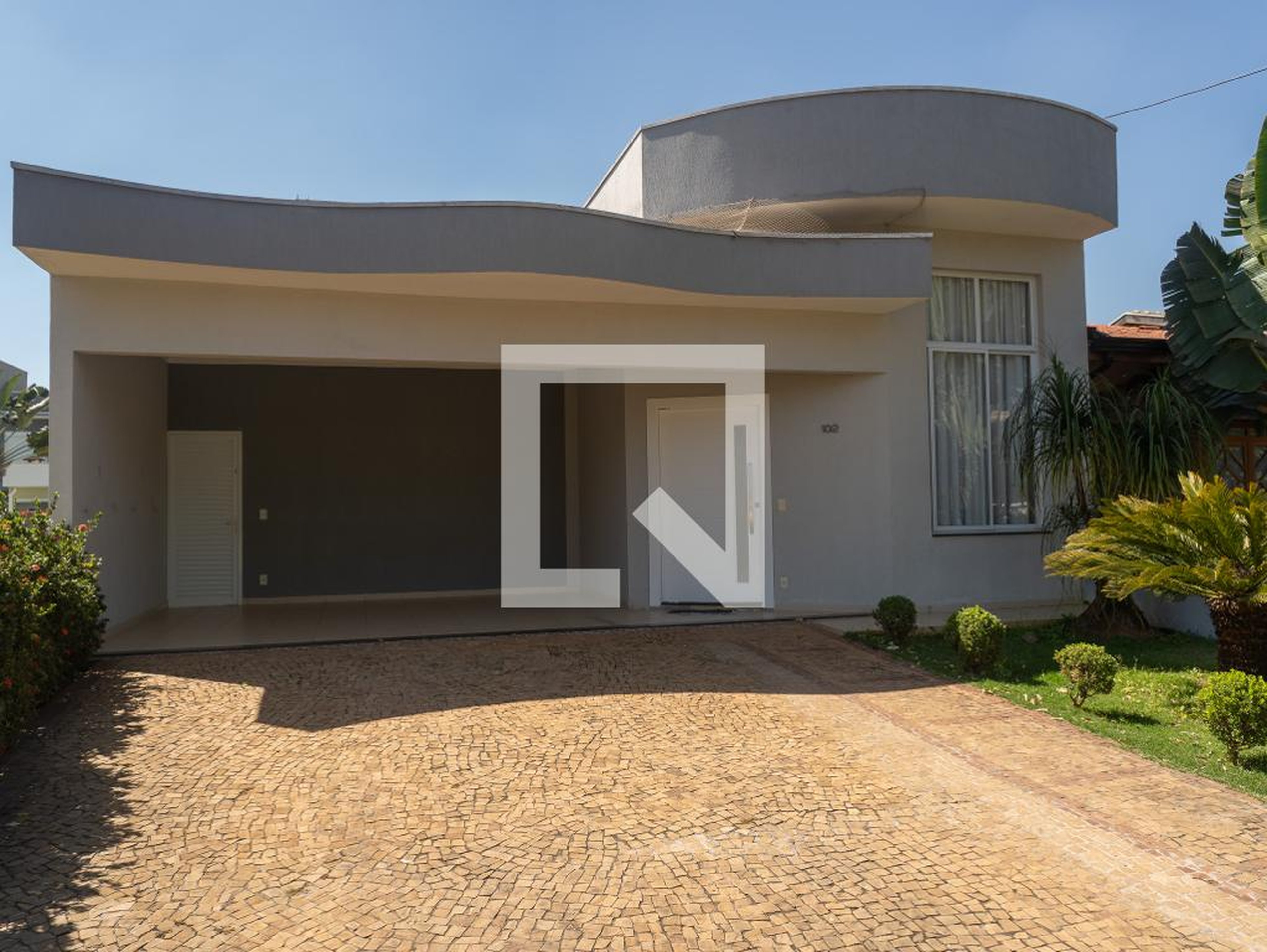 Fachada Condomínio em Rua Izabel Rodrigues Despontin, 102