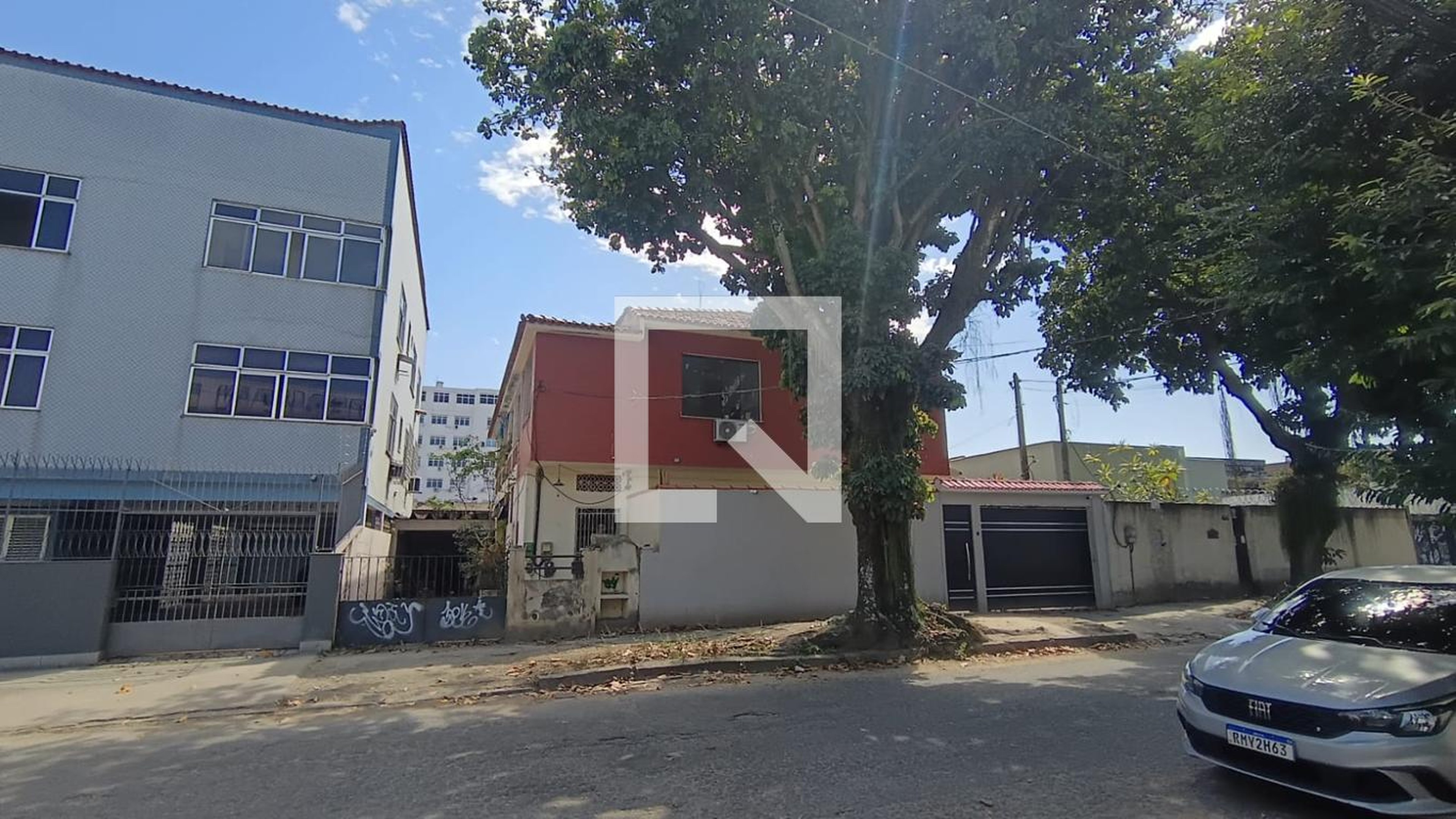 Fachada Condomínio em Rua Caviana, 490