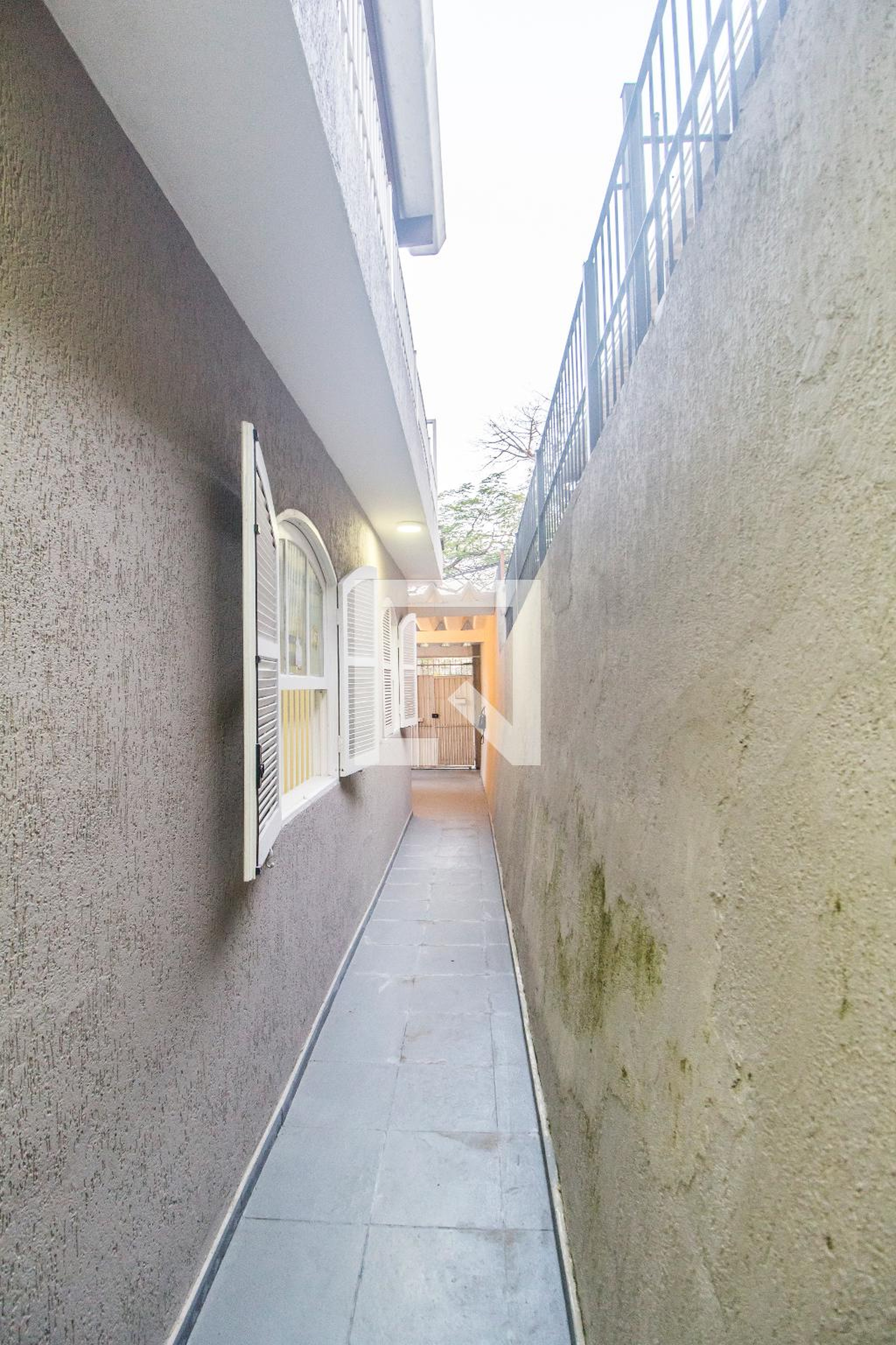 Entrada Condomínio em Rua Firmo de Oliveira, 47