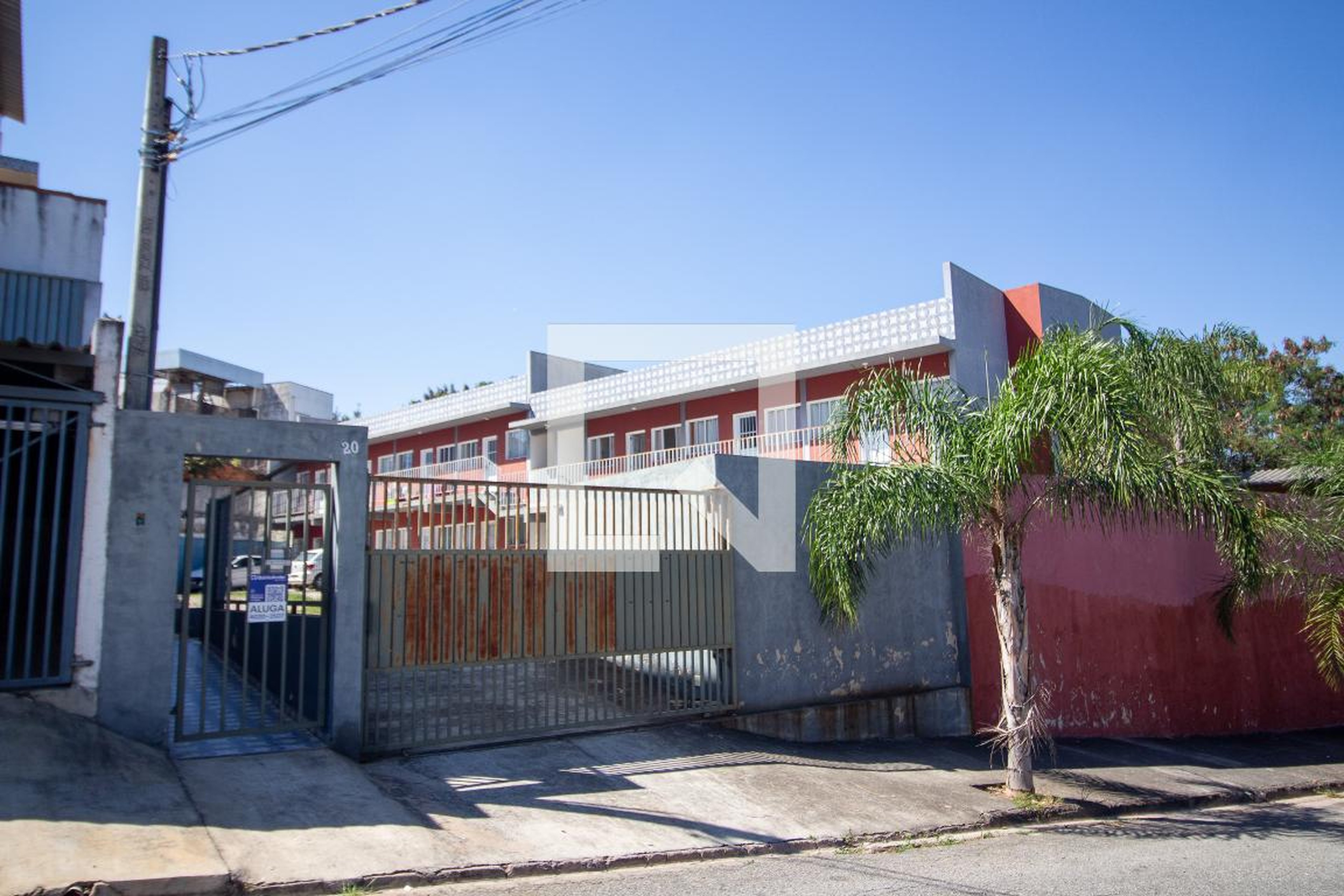 Fachada Condomínio em Rua Ernestina Caldini Rosa, 20