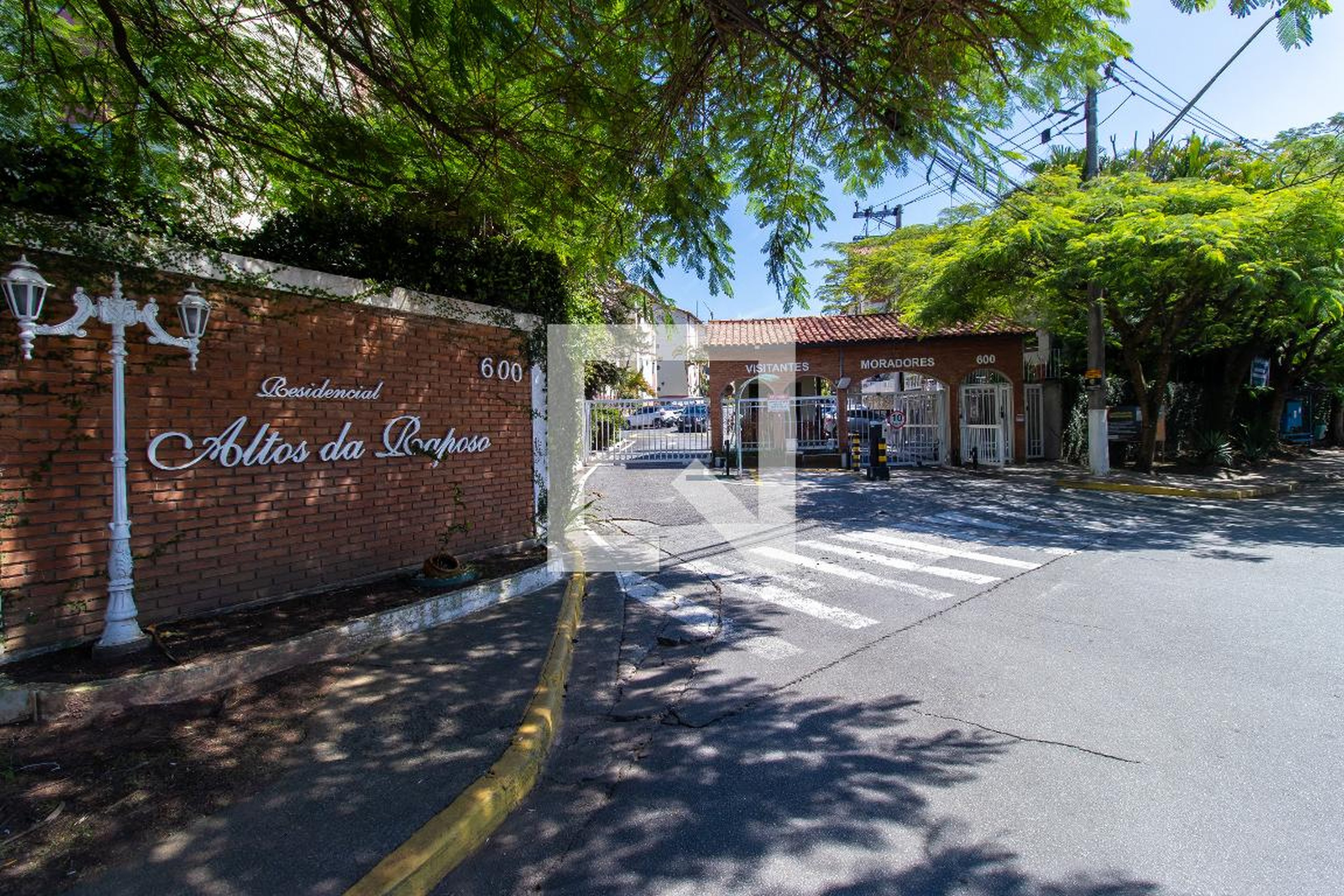 Fachada do condomínio Condomínio Altos da Raposo