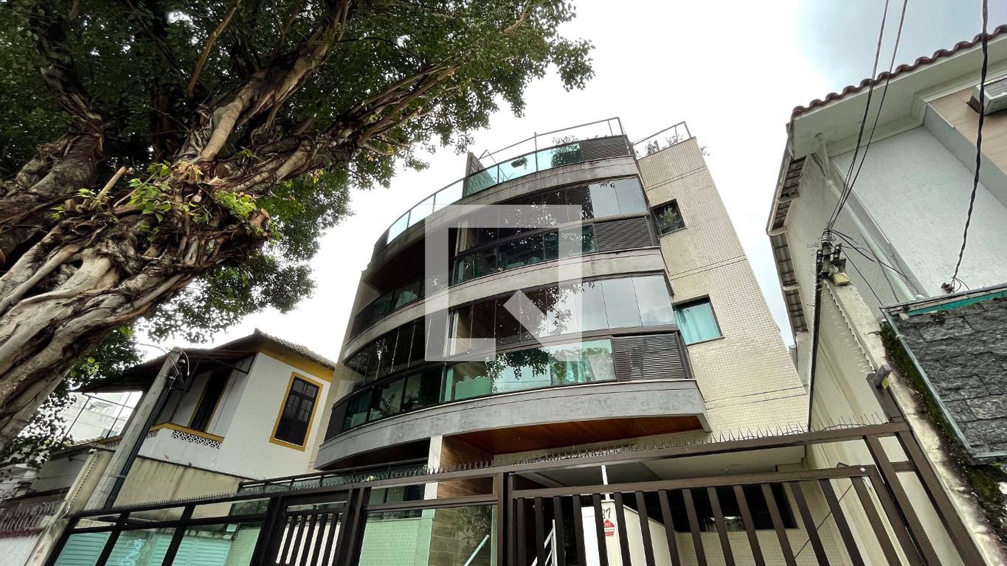 Fachada Condomínio em Rua Professor Valadares, 87