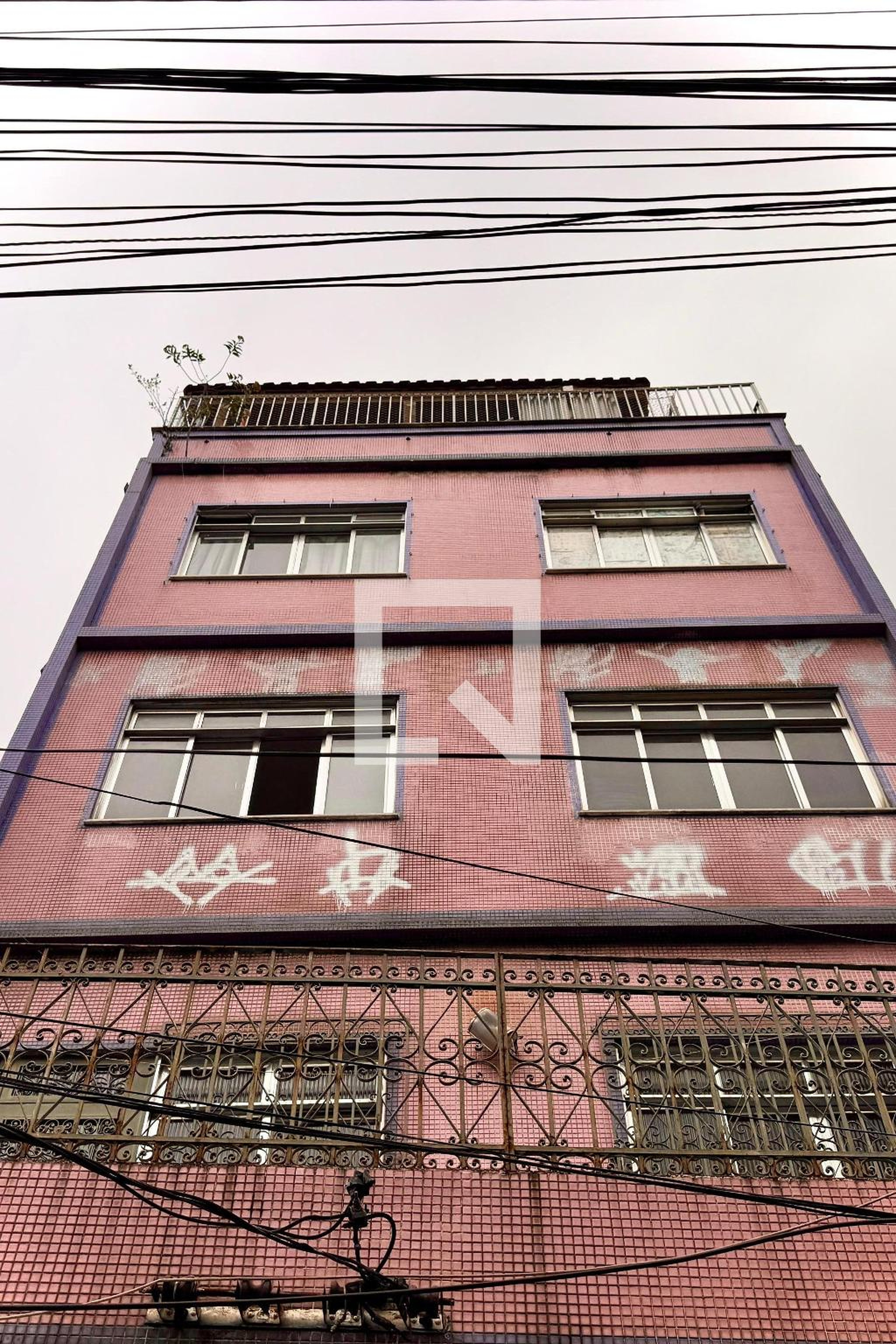Fachada Condomínio em Rua Paula Matos, 45