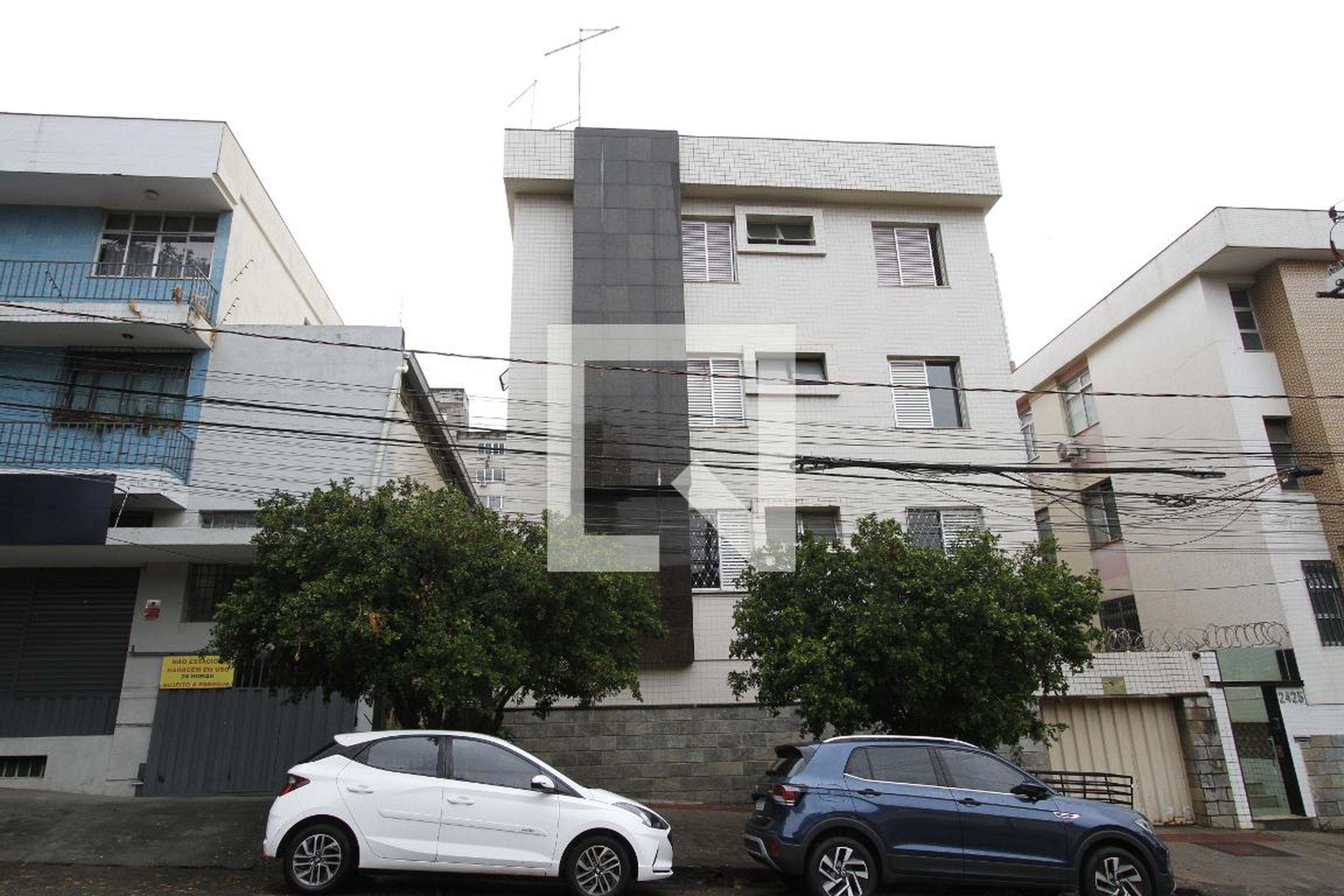 Fachada Condomínio em Rua dos Guajajaras, 2421