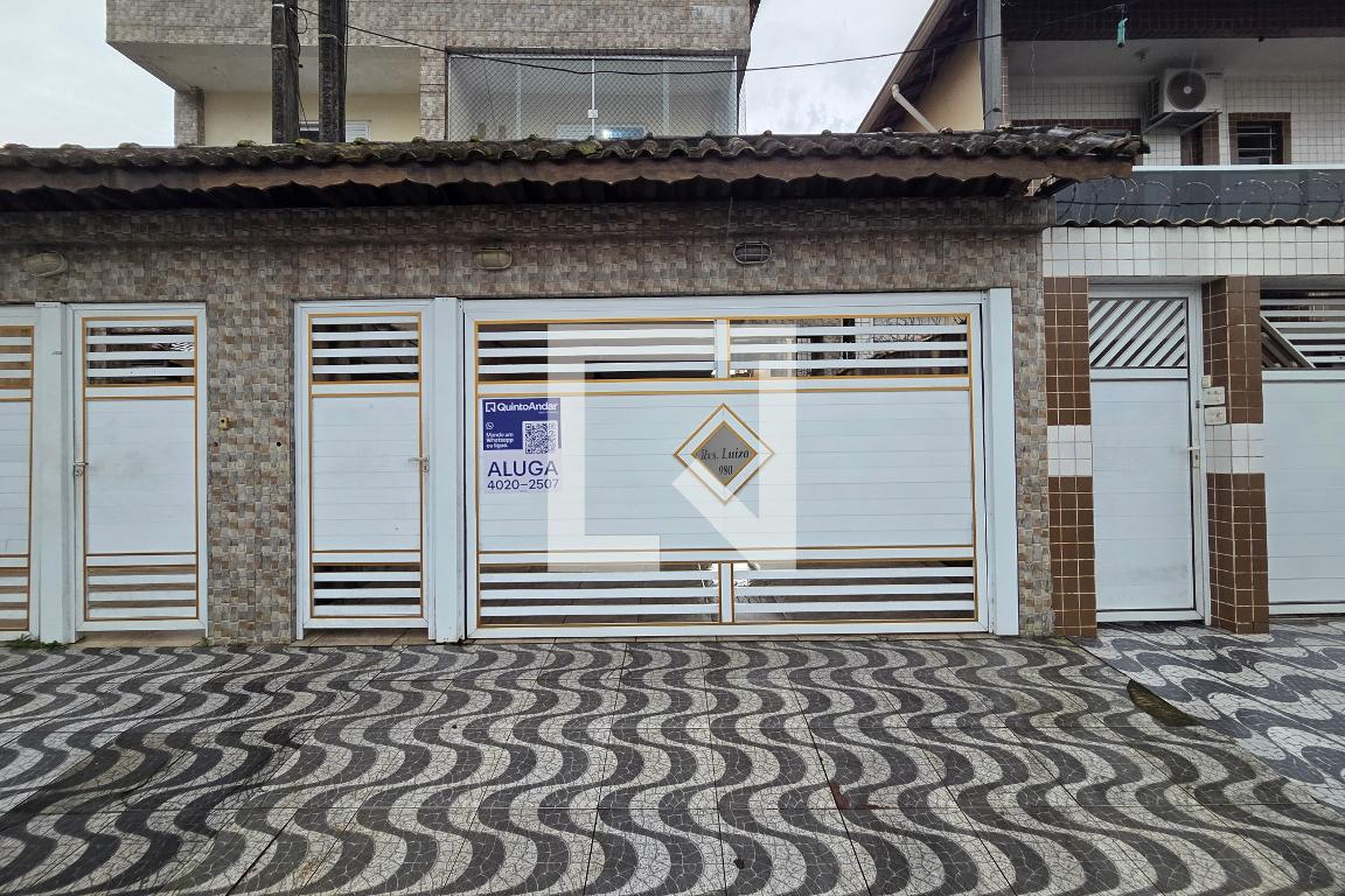 Fachada Condomínio em Rua Raja Atique, 980
