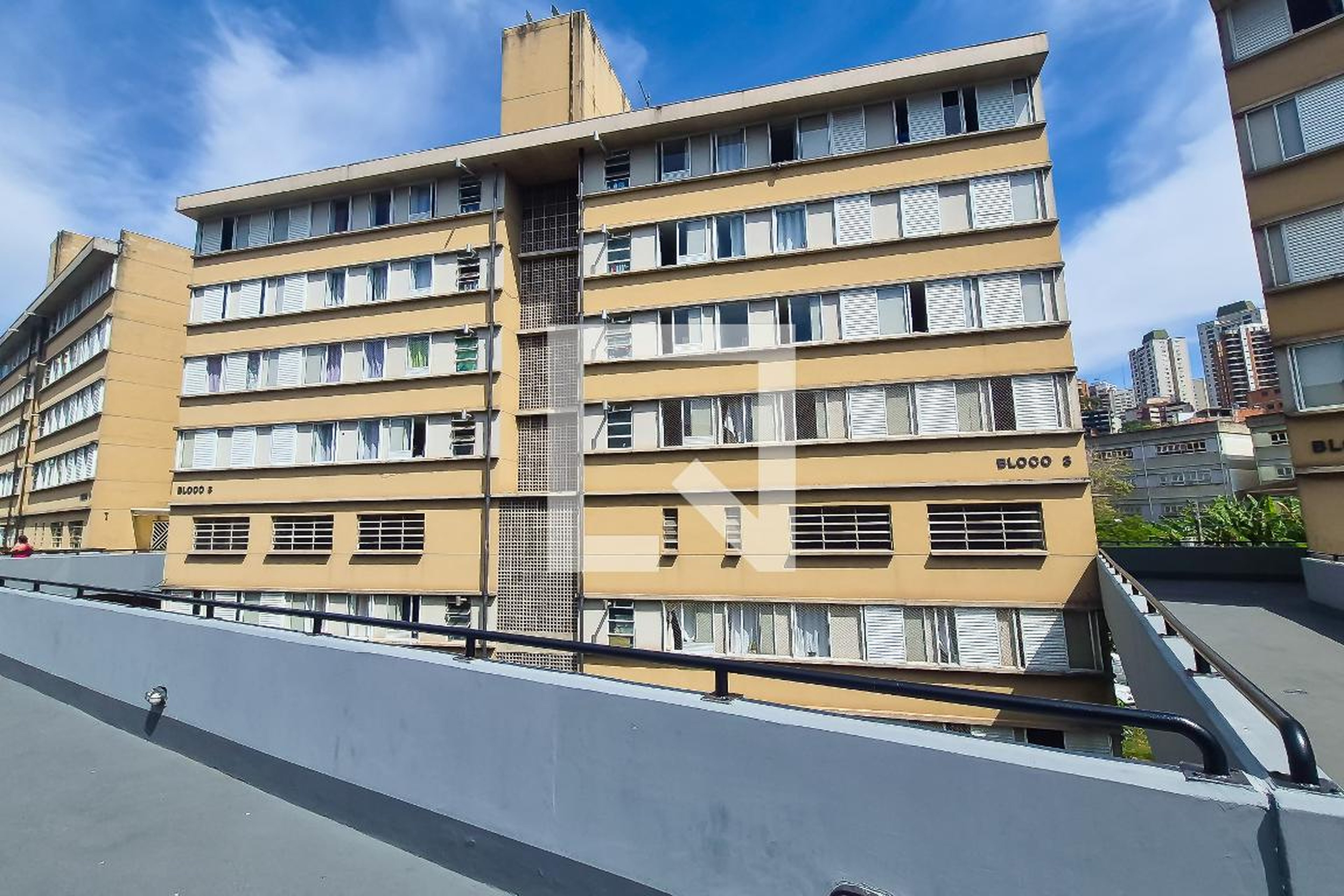 Fachada Condomínio em Rua Antônio Ferreira de Castilho, 8