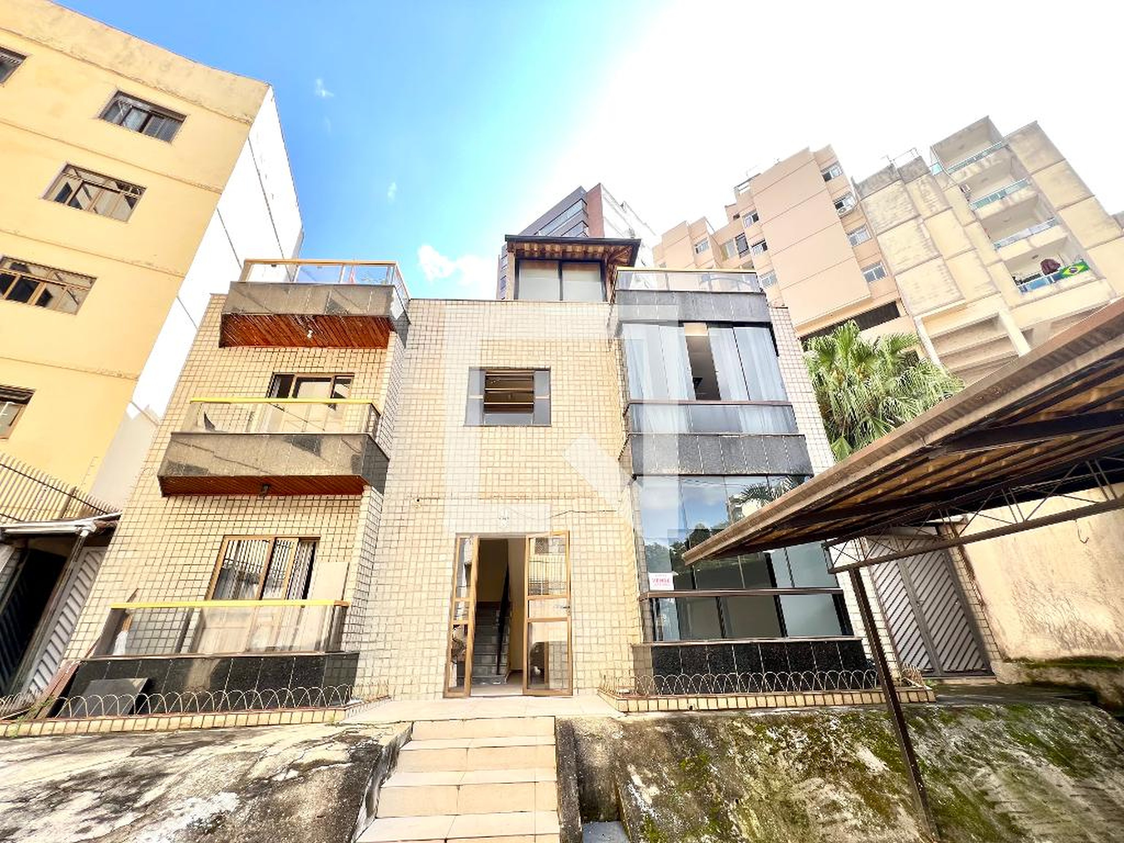 Fachada do Prédio Condomínio em Rua Albertino Gonçalves Viêira, 105