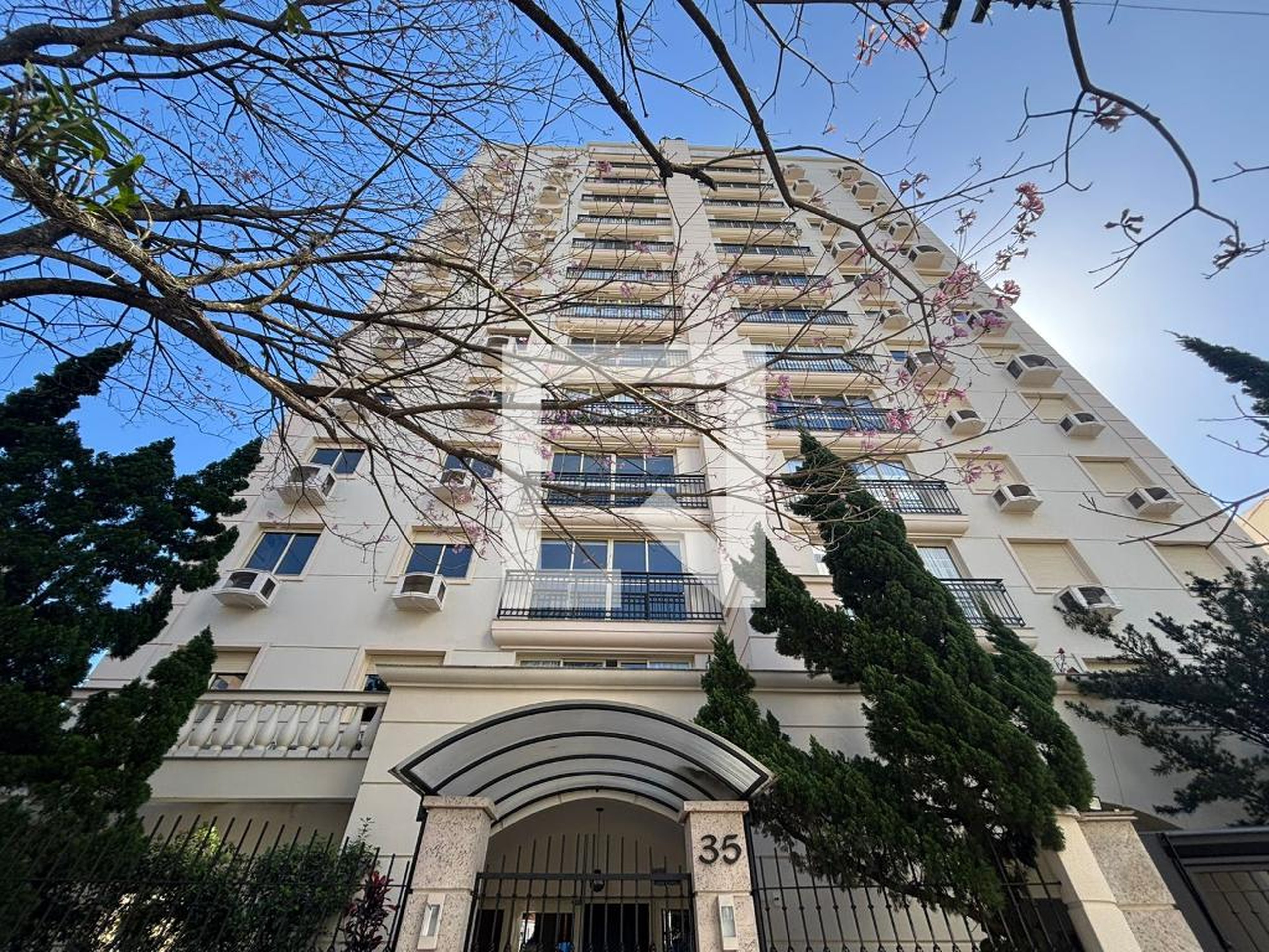 Fachada Condomínio em Rua Padre Schoeler, 35