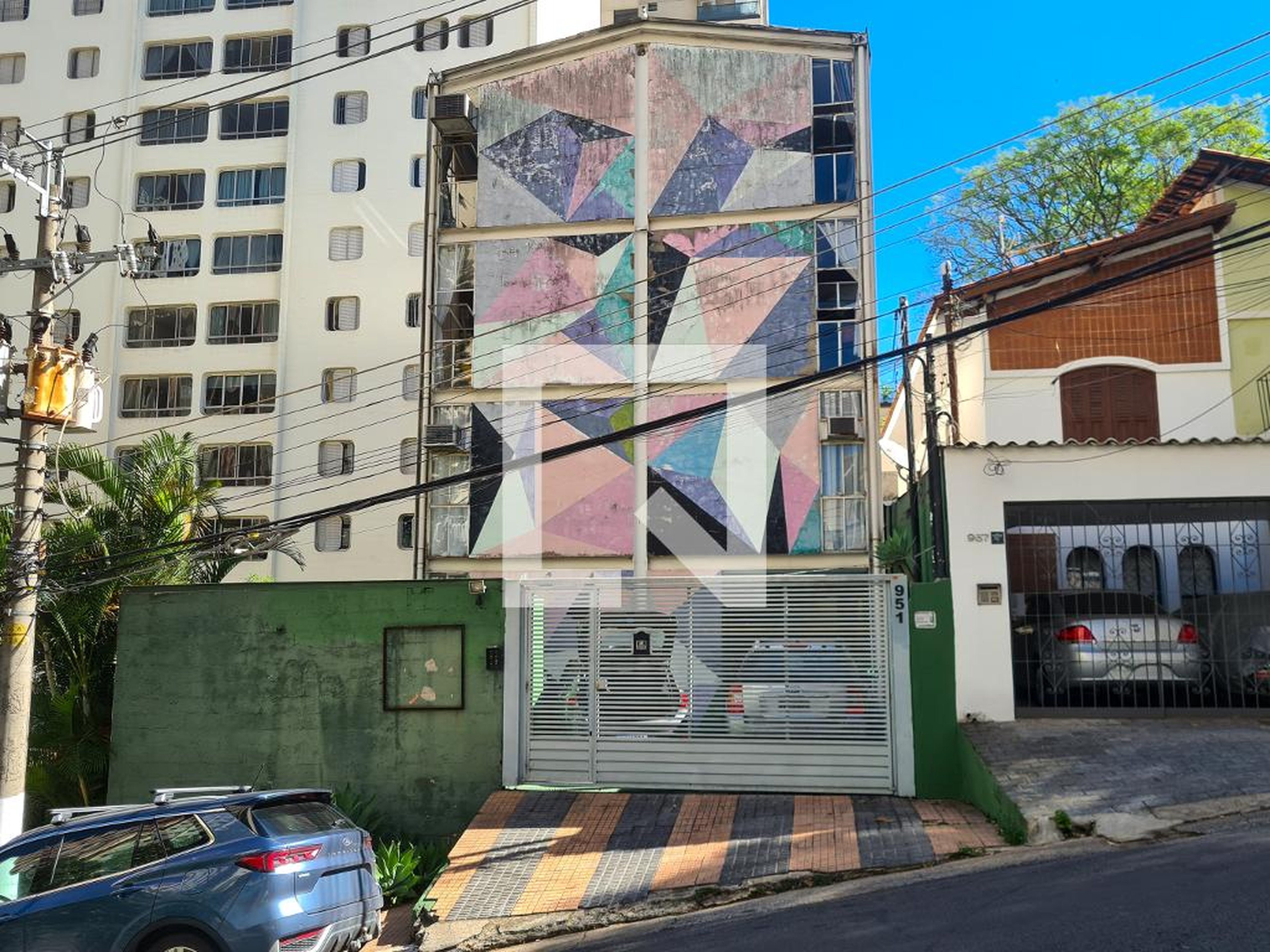 Fachada Condomínio em Rua Alves Guimarães, 951