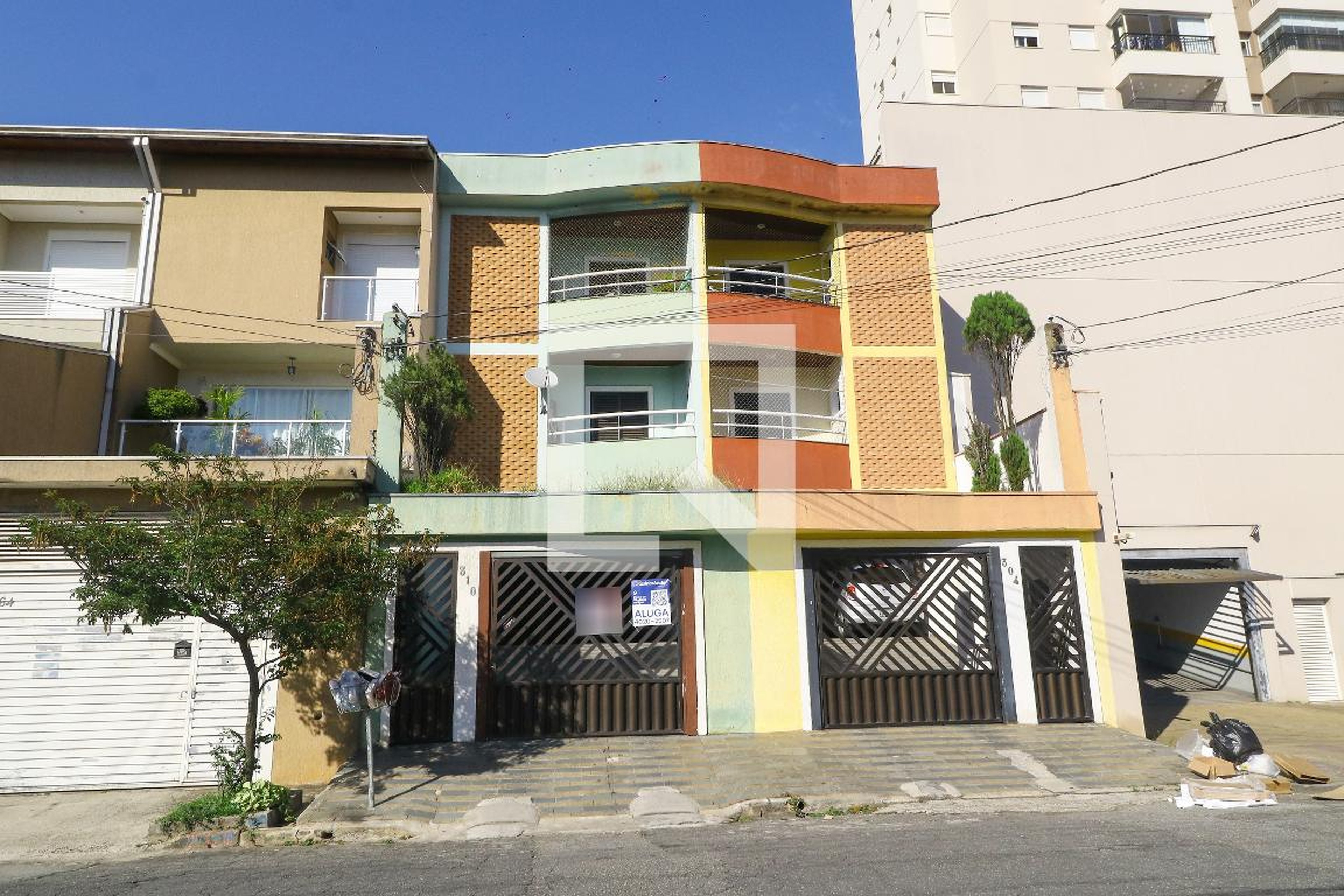 Fachada Condomínio em Rua Arujá, 310