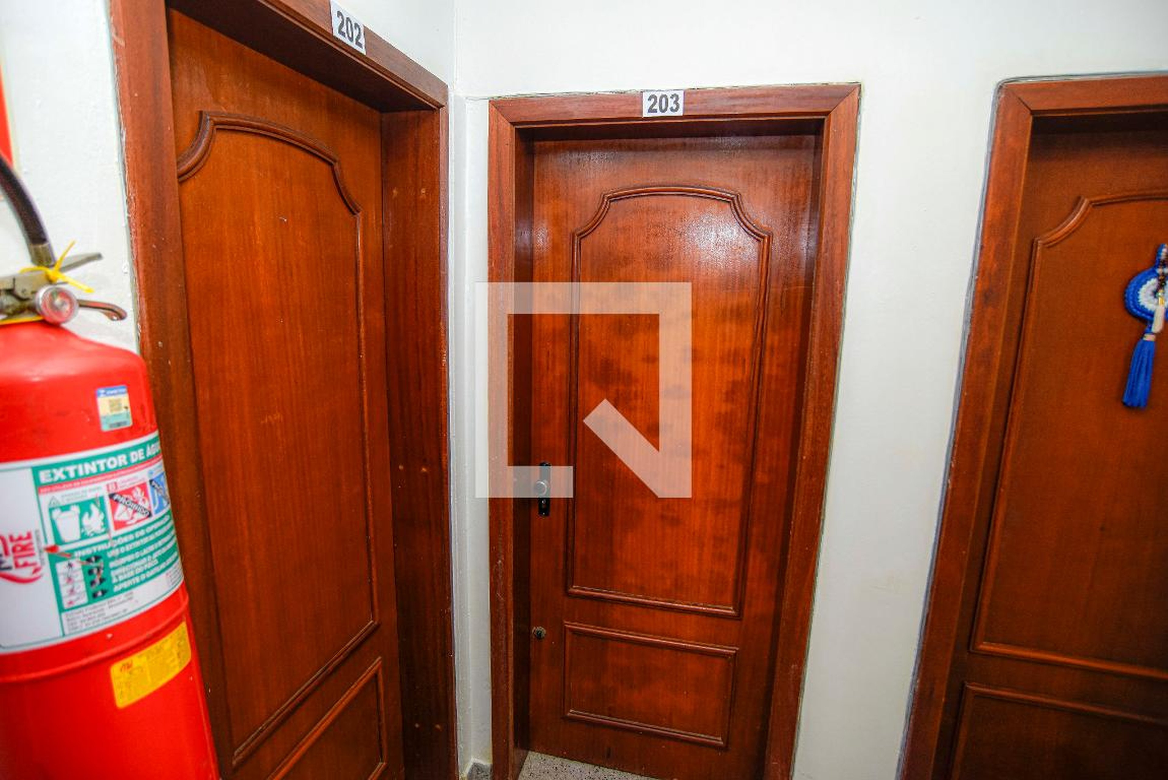 Entrada Condomínio em Rua Alcebíades Azeredo dos Santos, 574