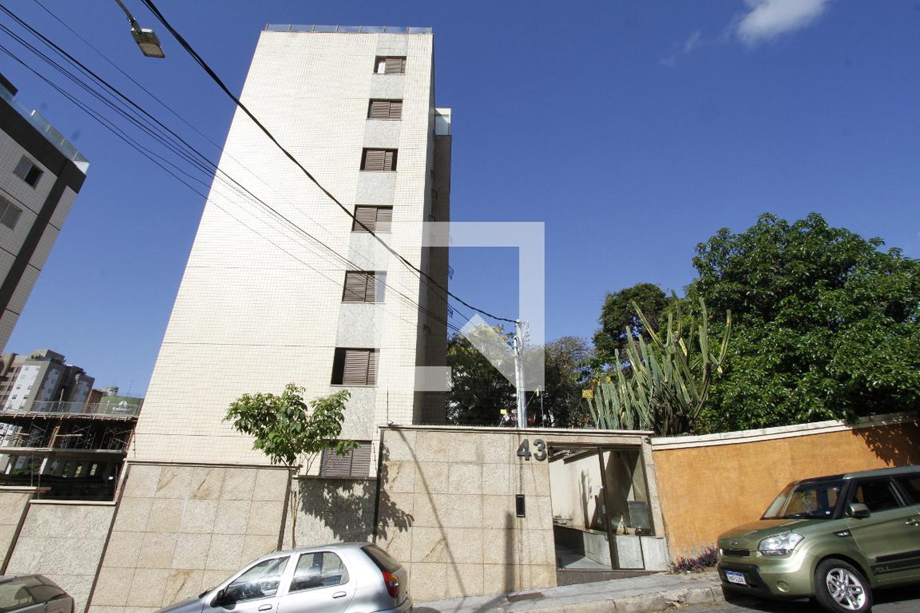 Fachada Condomínio em Rua Industrial José Costa, 43