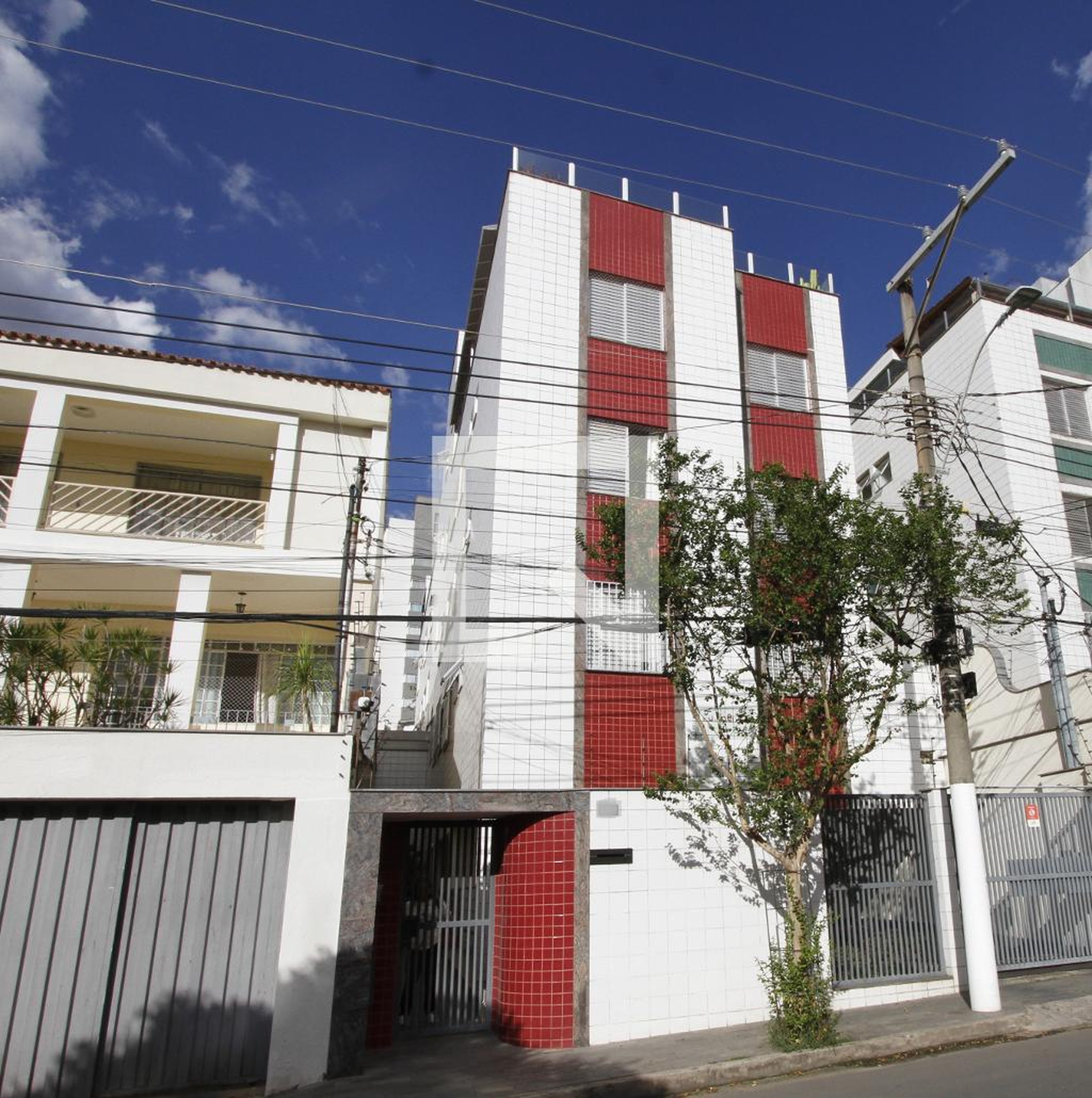 Fachada Condomínio em Rua Camapuan, 313