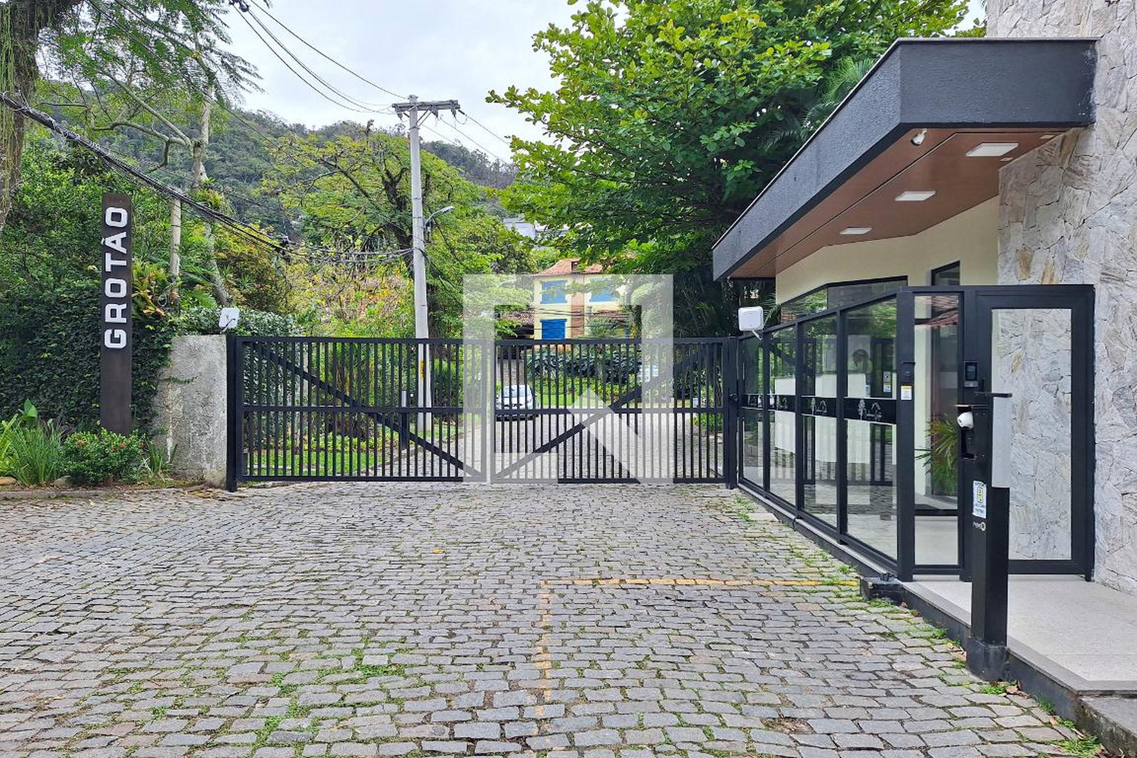 Fachada Condomínio em Rua Juriti, 300