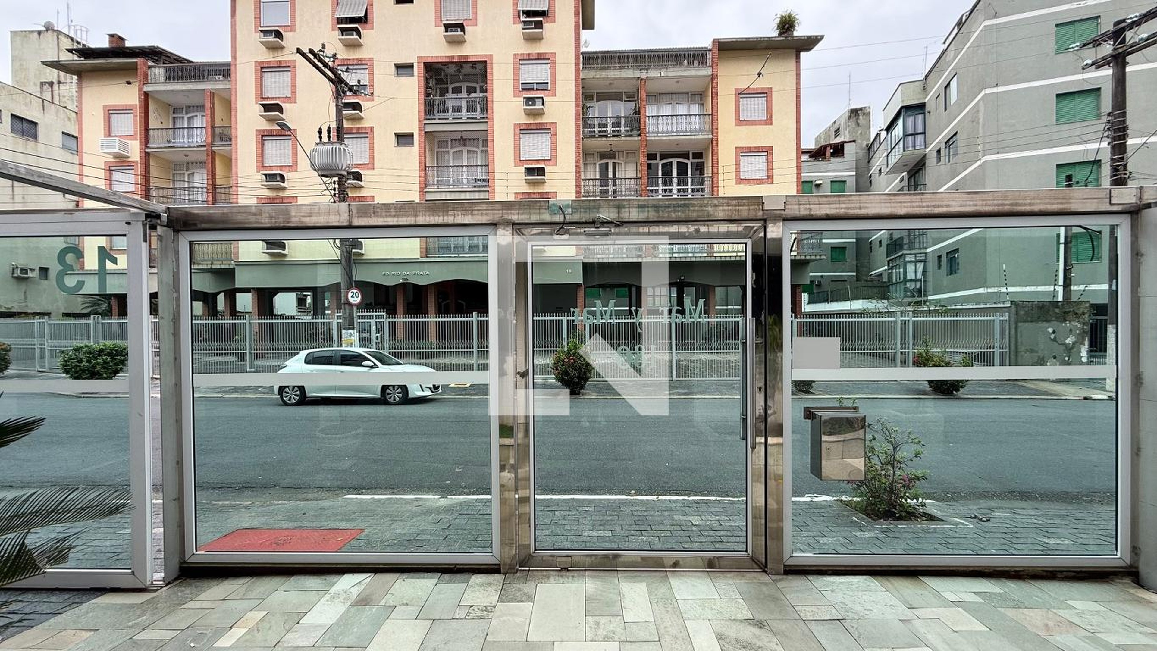 Fachada Condomínio em Rua Nelson Jorge, 180