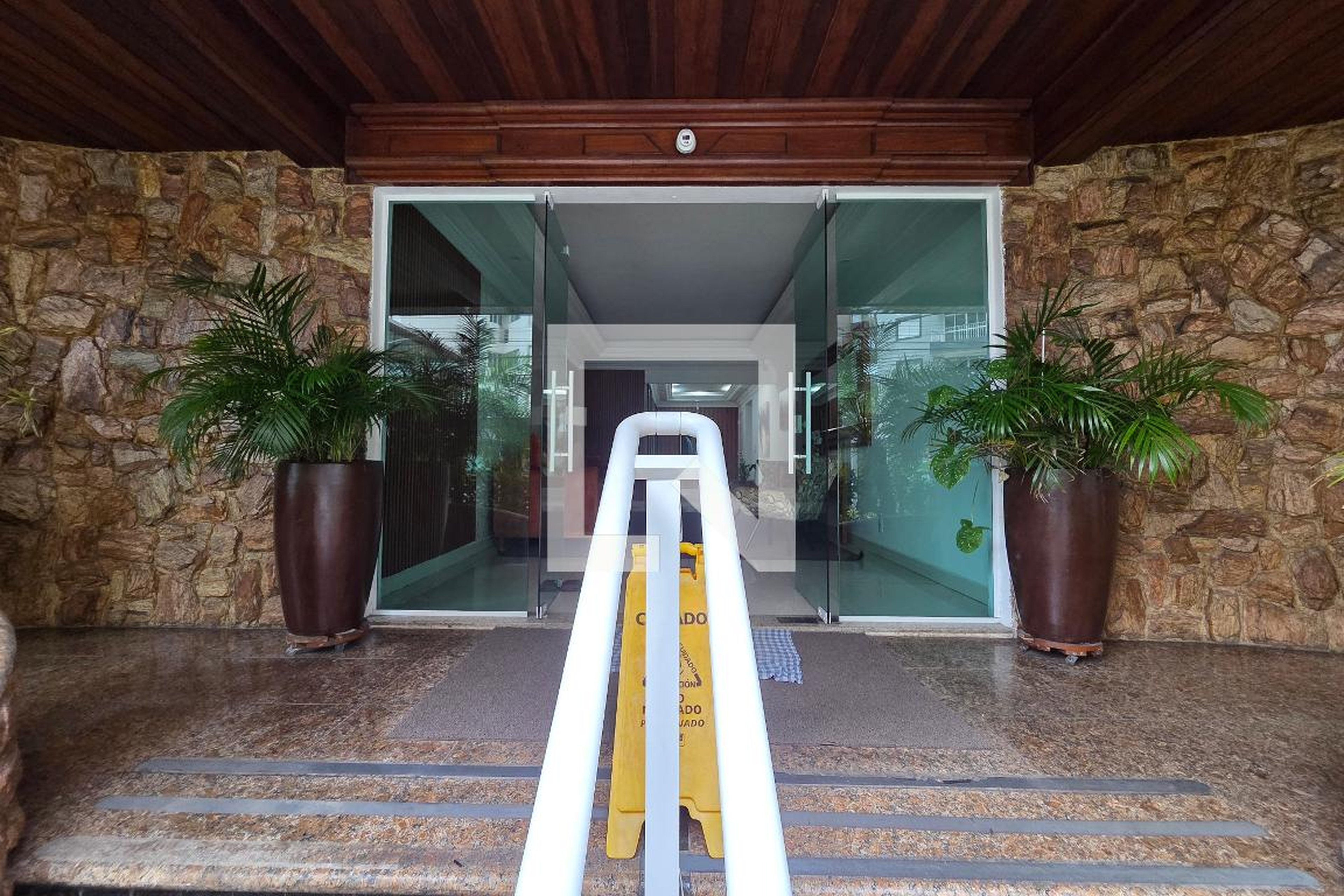 Fachada Condomínio em Rua Leblon, 136