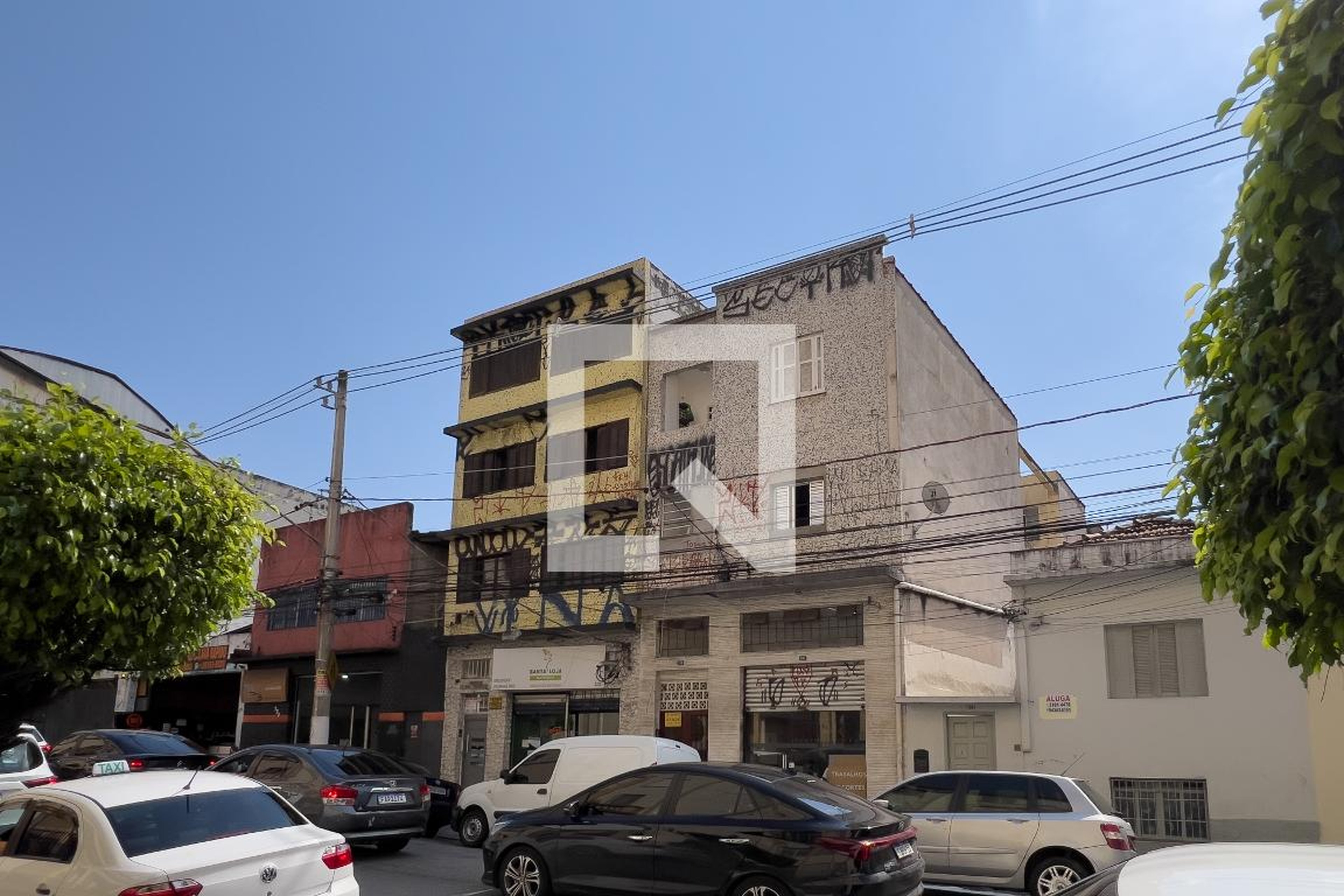 Fachada Condomínio em Rua Justo Azambuja, 318