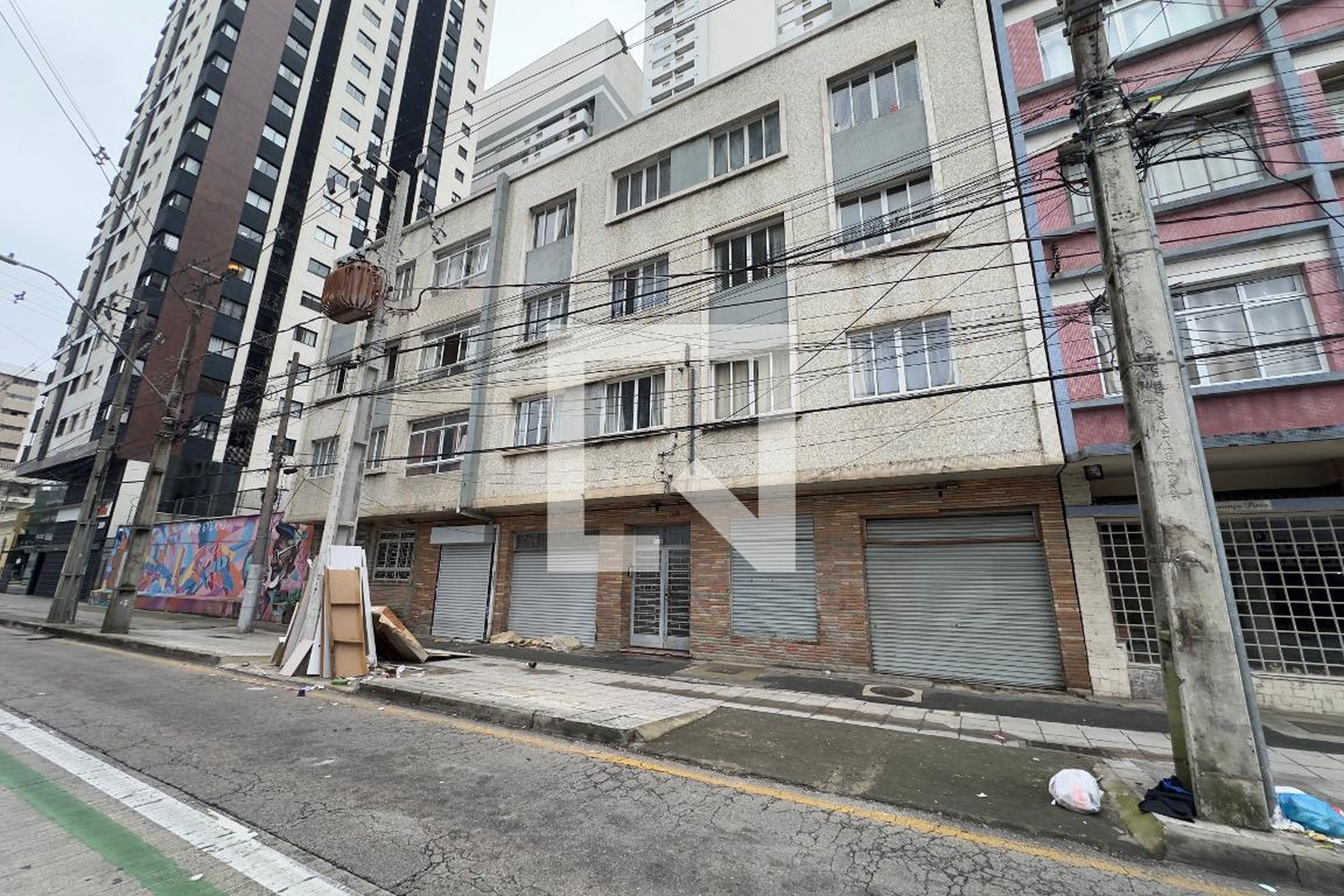 Fachada Condomínio em Rua Lourenço Pinto, 270