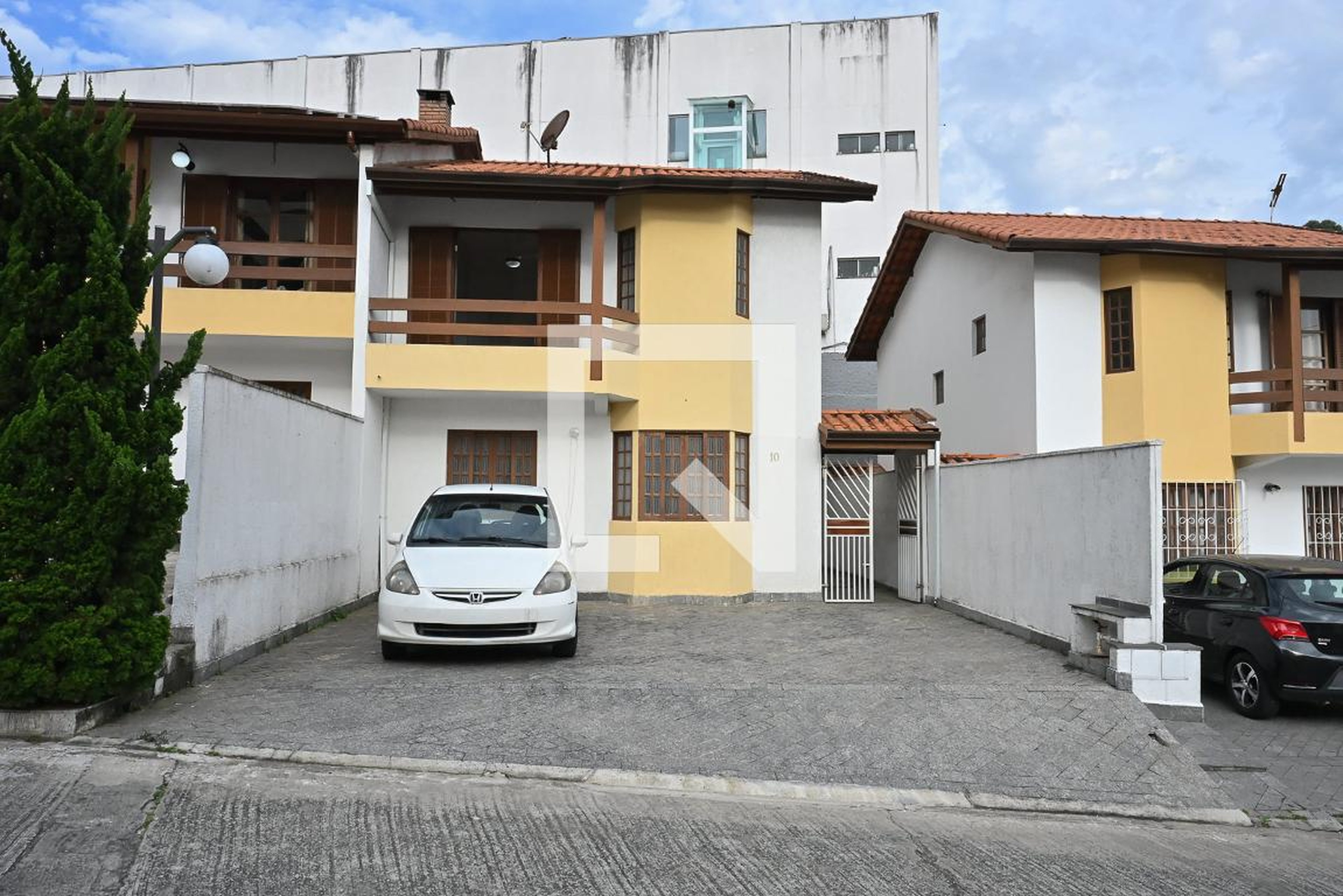 Fachada Condomínio em Rua das Camélias, 930