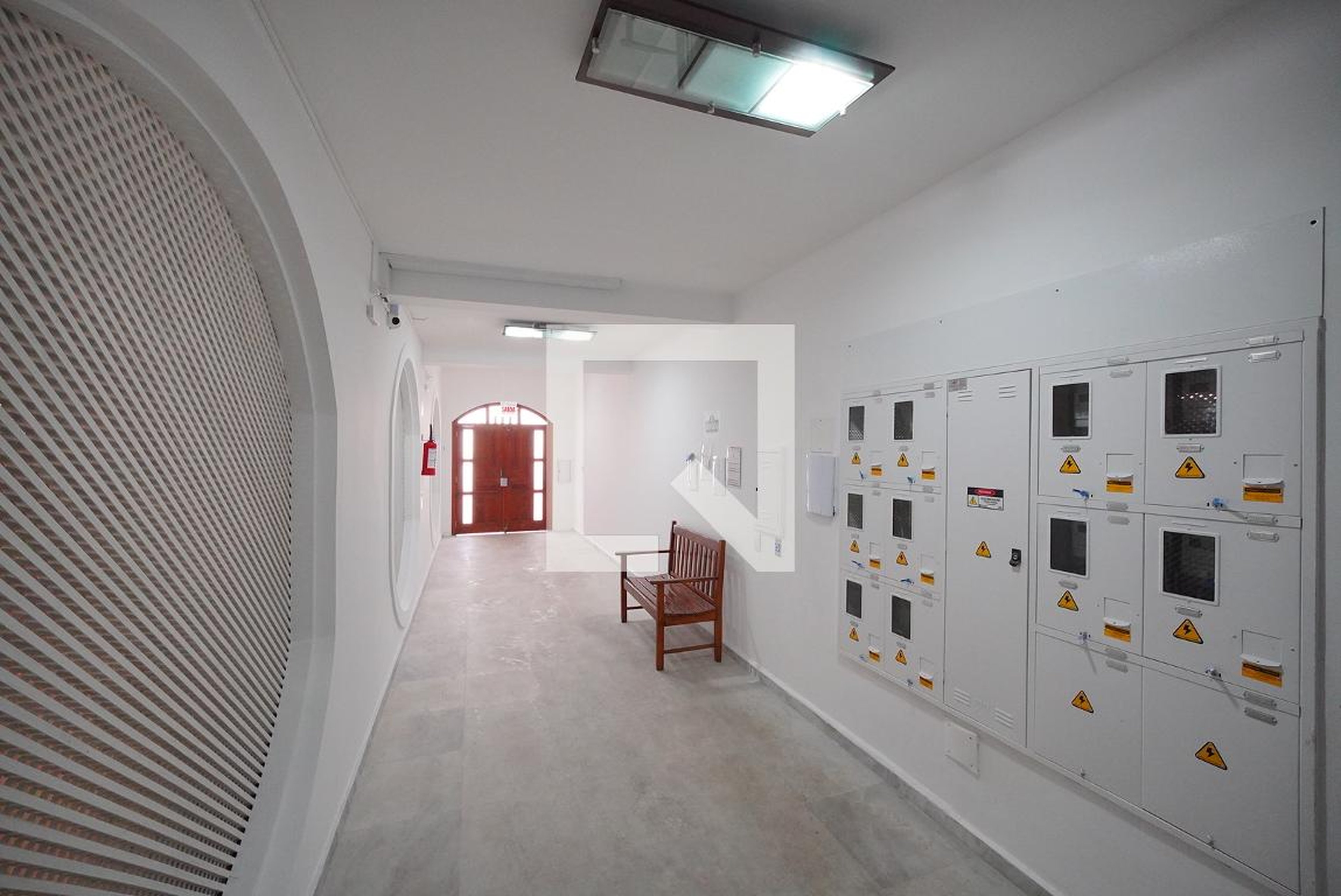 Hall de entrada Condomínio em Rua Ferreira Lima, 211