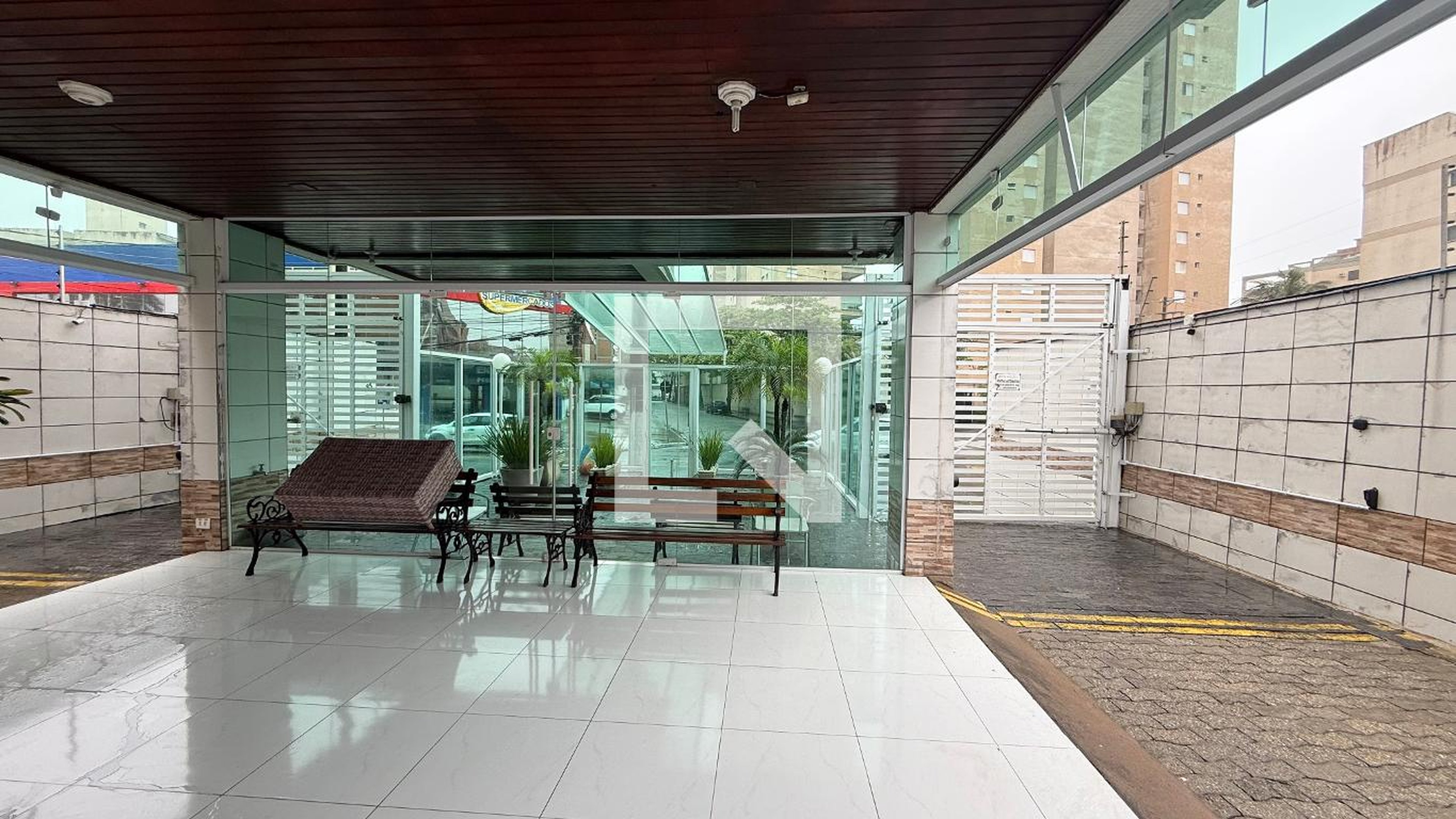 Fachada Condomínio em Rua Áureo Guenaga de Castro, 383