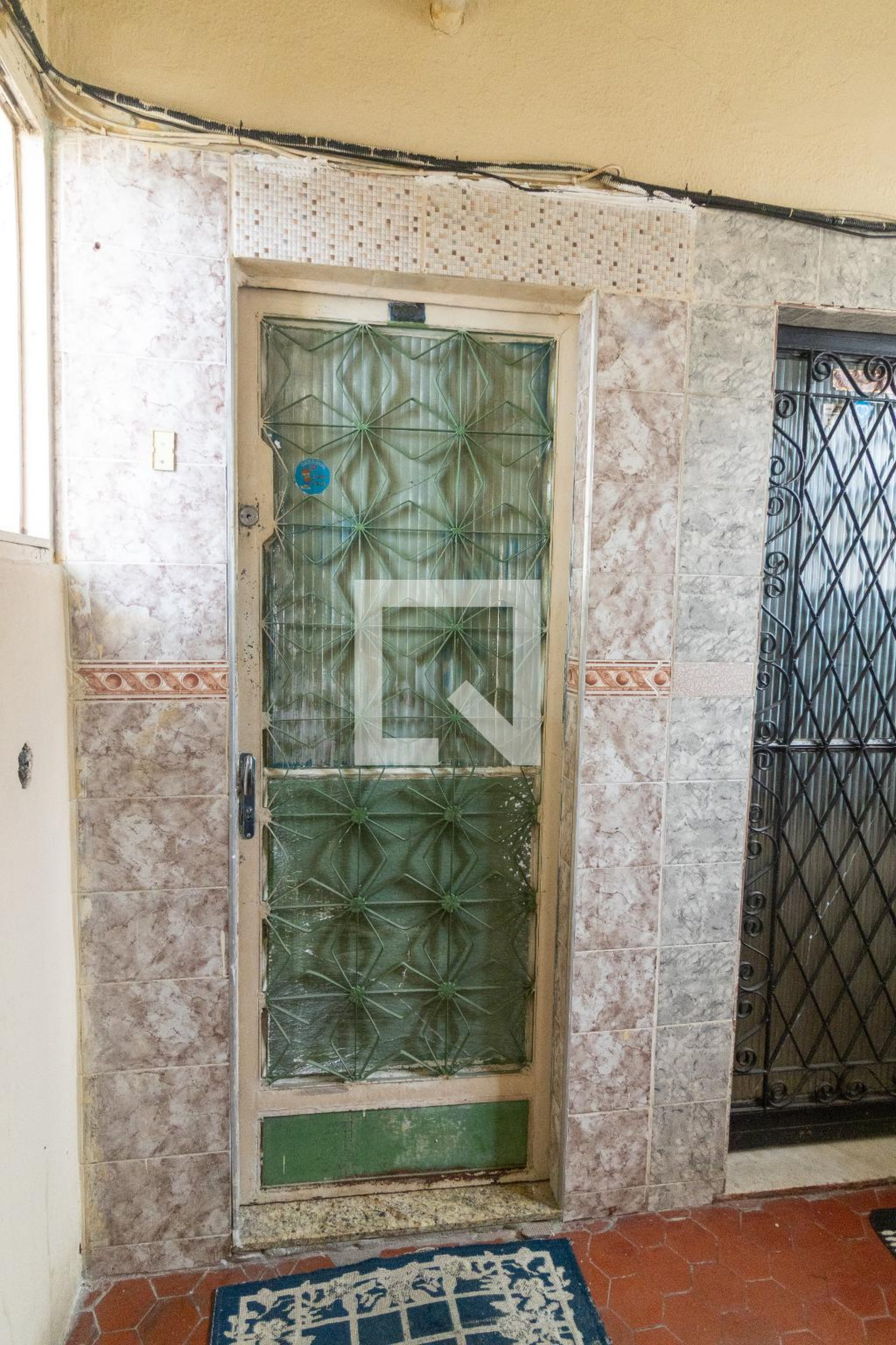 Entrada Condomínio em Rua Pirapuá, 48
