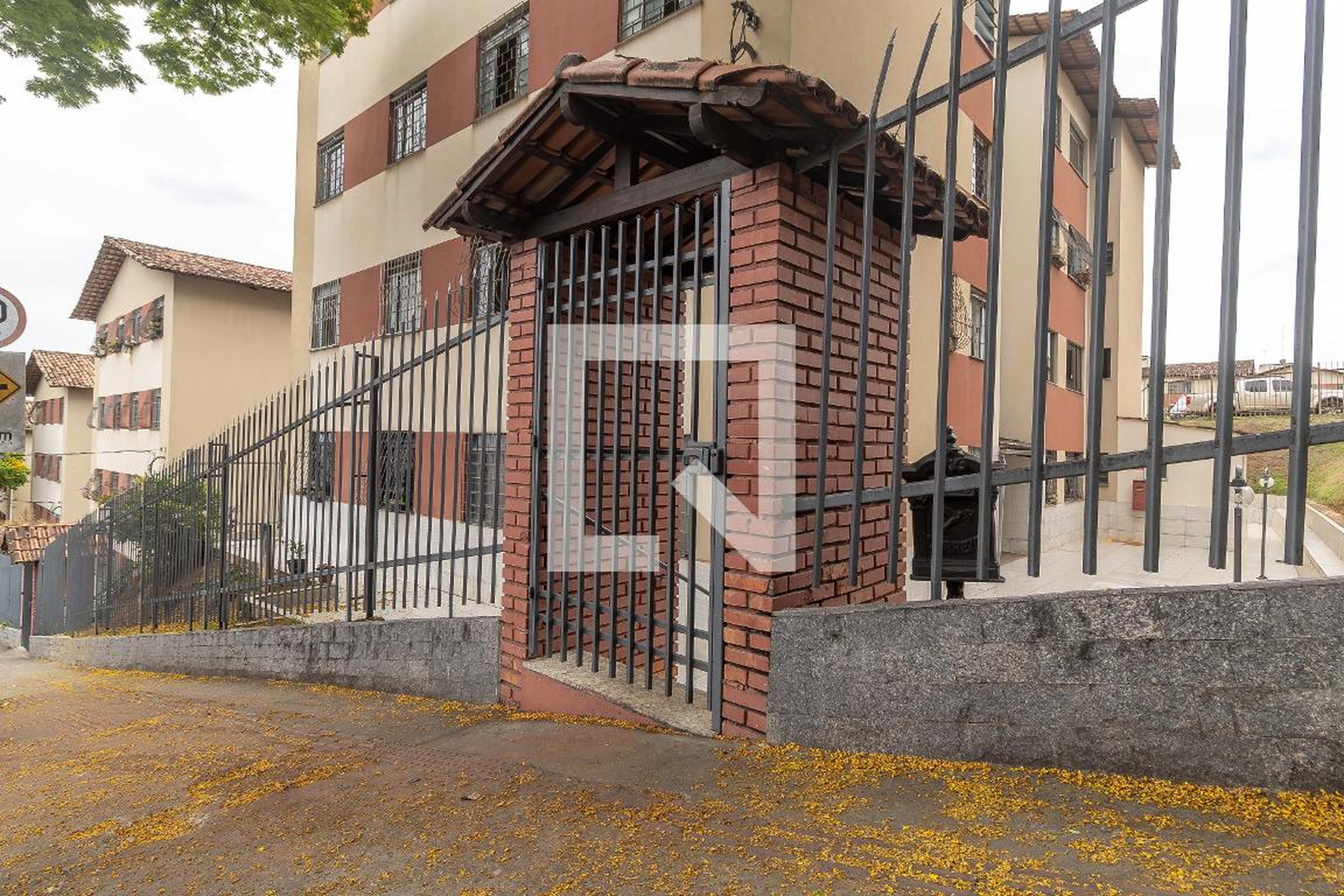 Fachada Condomínio em Rua Bristol, 111