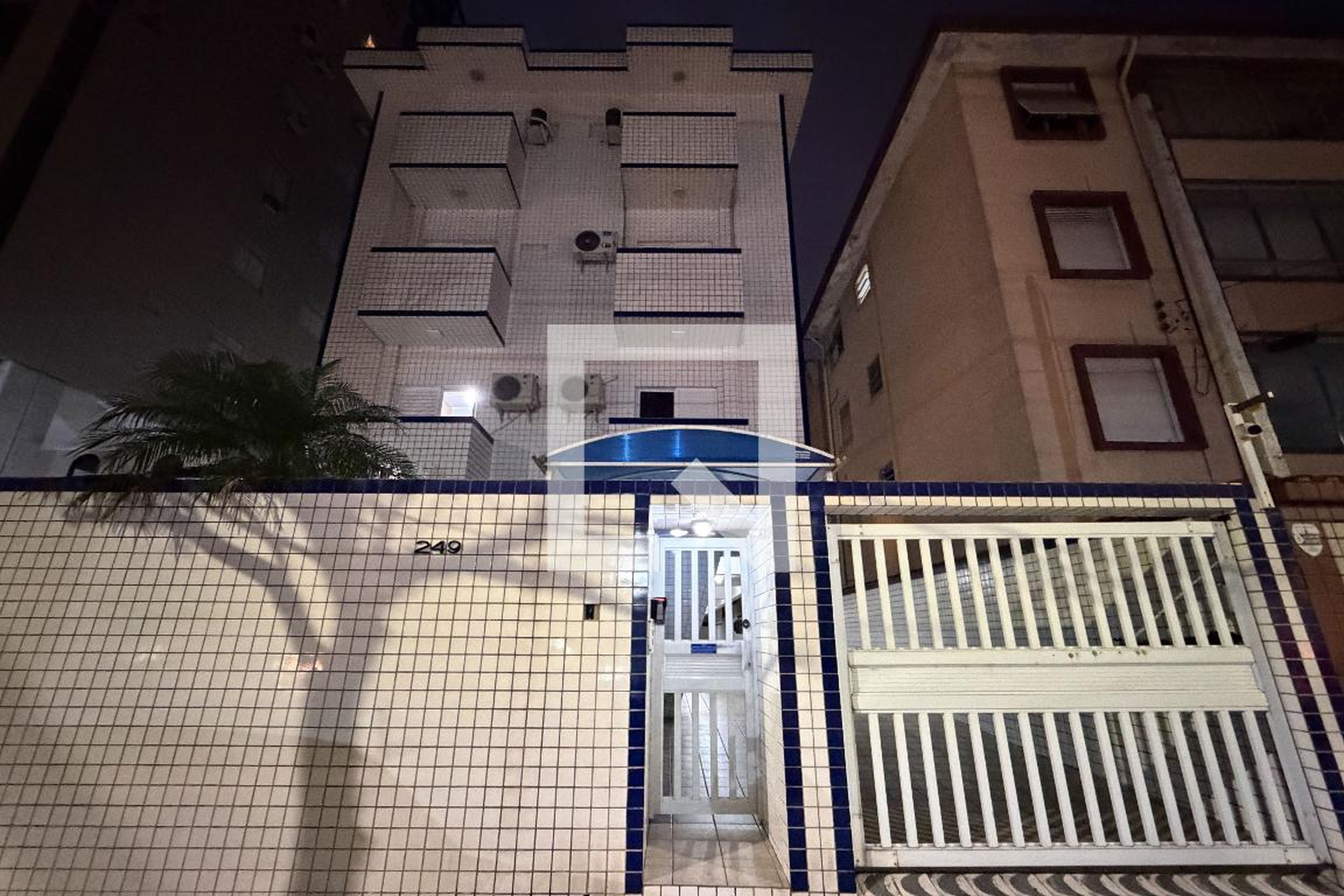 Fachada Condomínio em Rua Carlos Gomes, 249