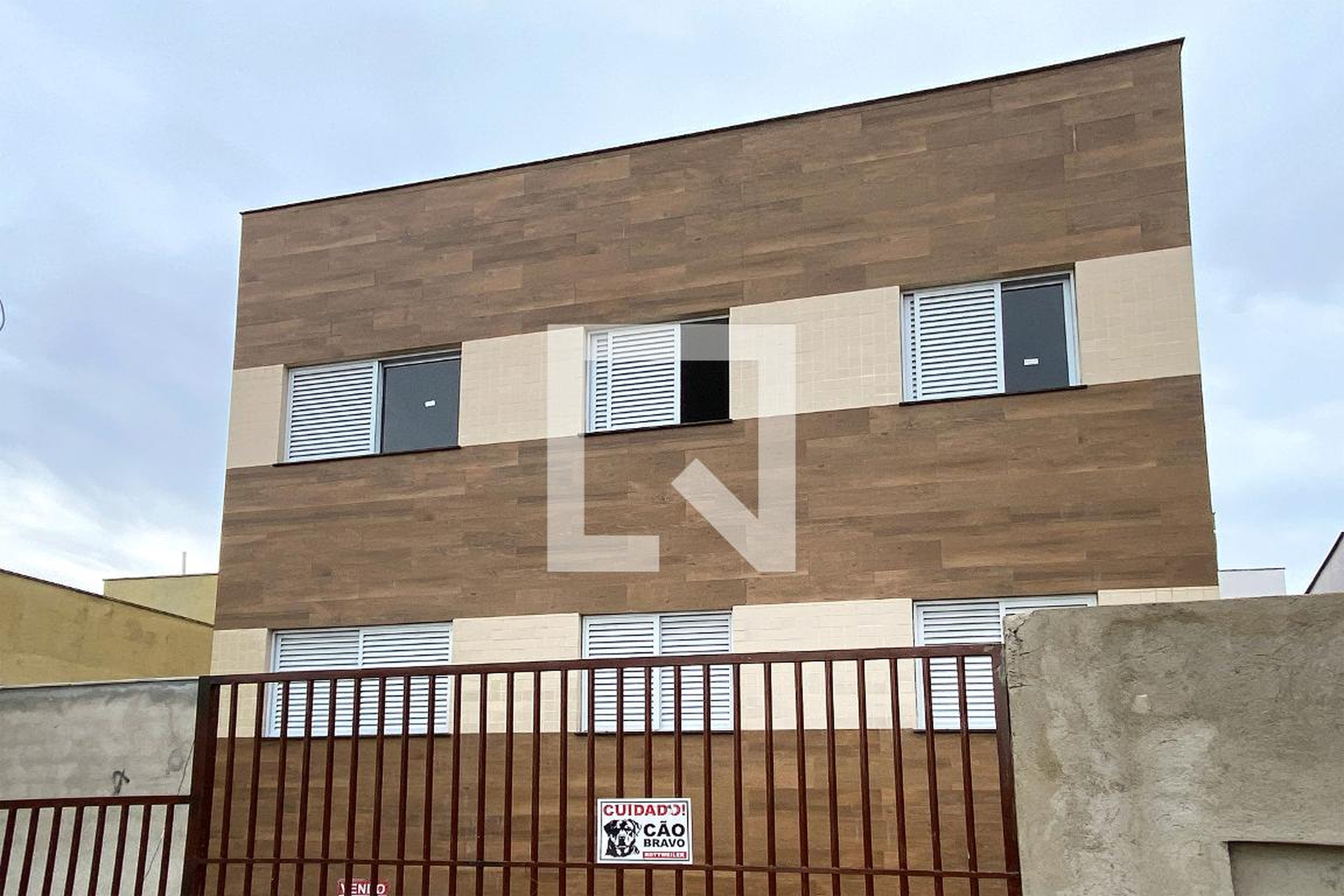 Fachada Condomínio em Rua Chicó Novato, 184