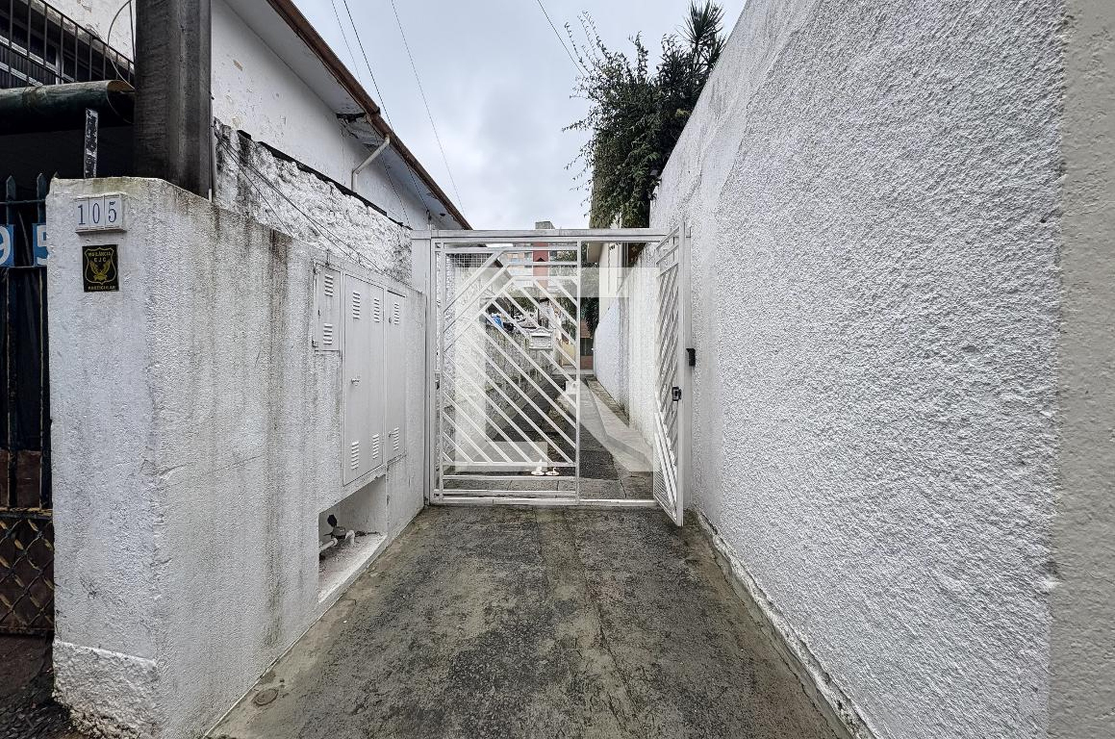 Fachada Condomínio em Rua Jorge Moreira, 105