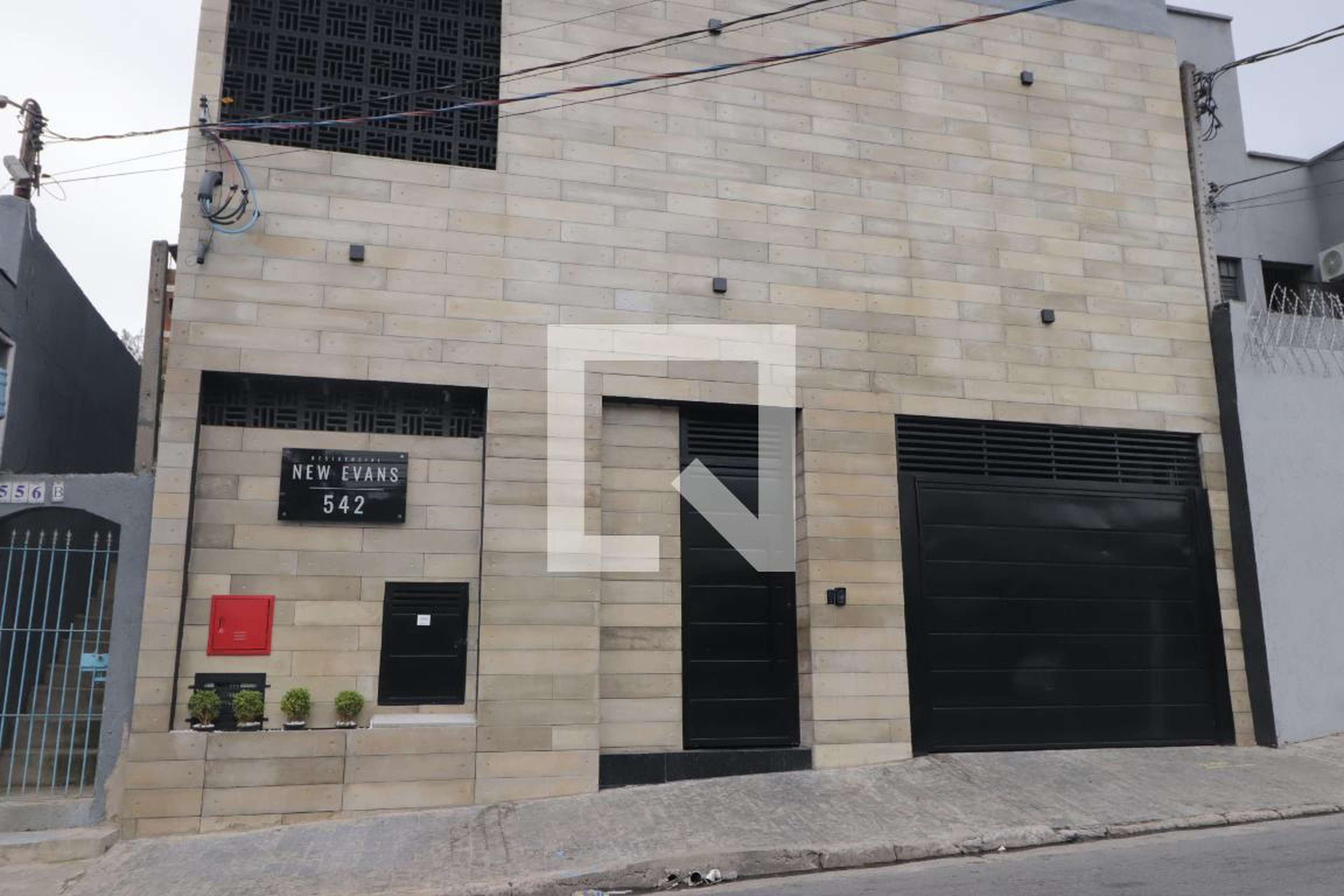 Fachada Condomínio em Rua Evans, 82