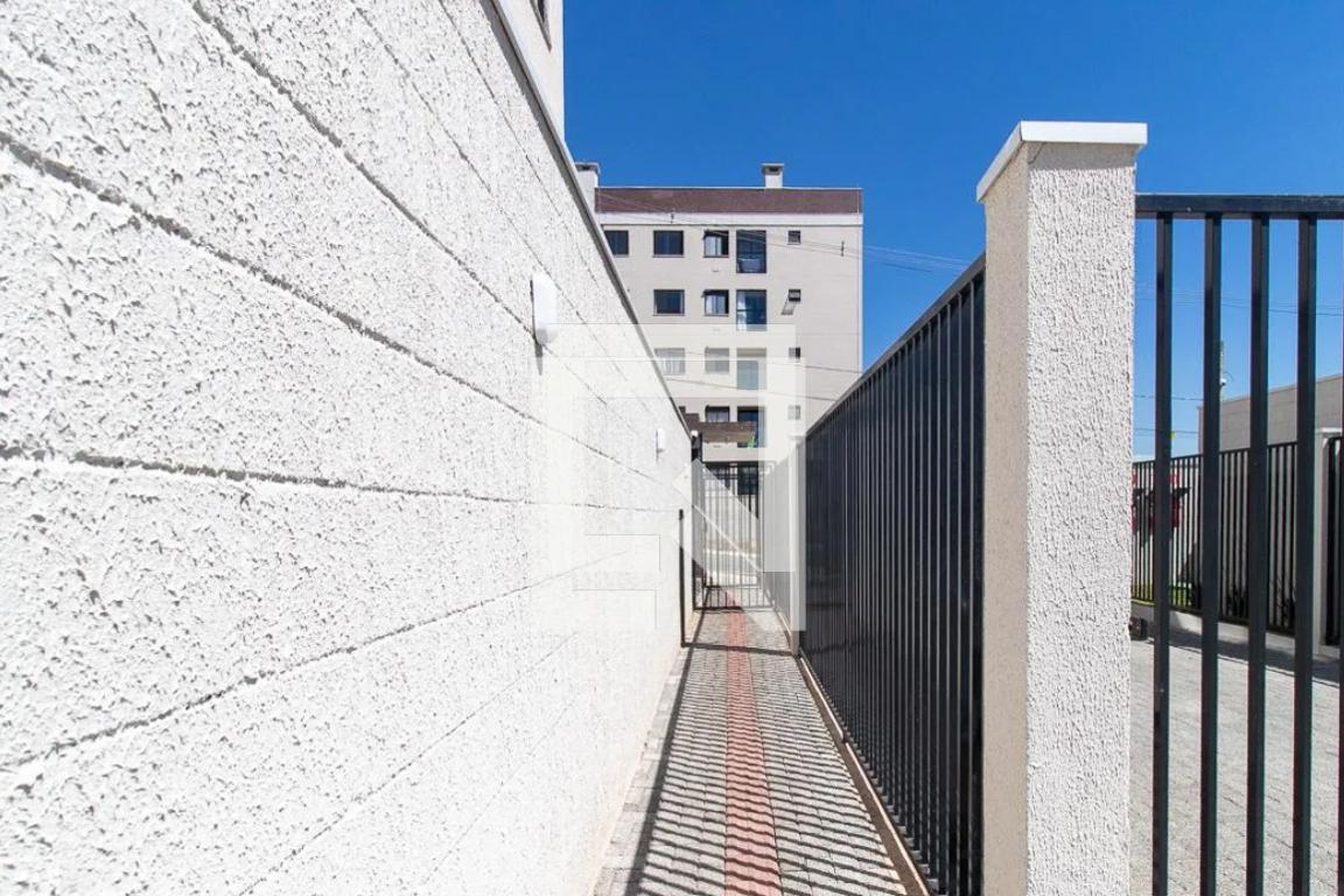 Entrada Condomínio em Rua Fedele Negherbon, 151