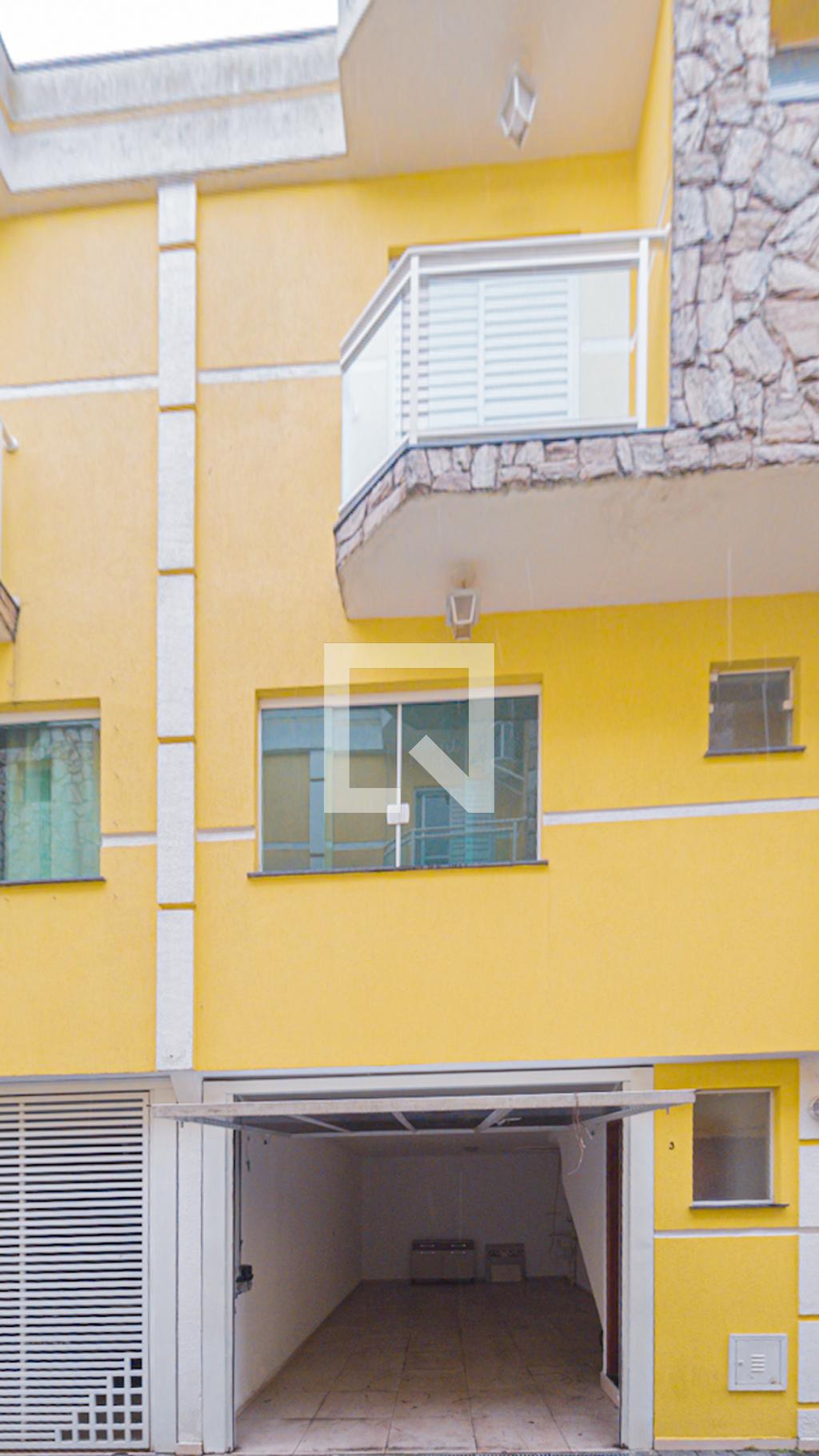 Fachada Condomínio em Rua Virgínia Augusta Miguel, 298