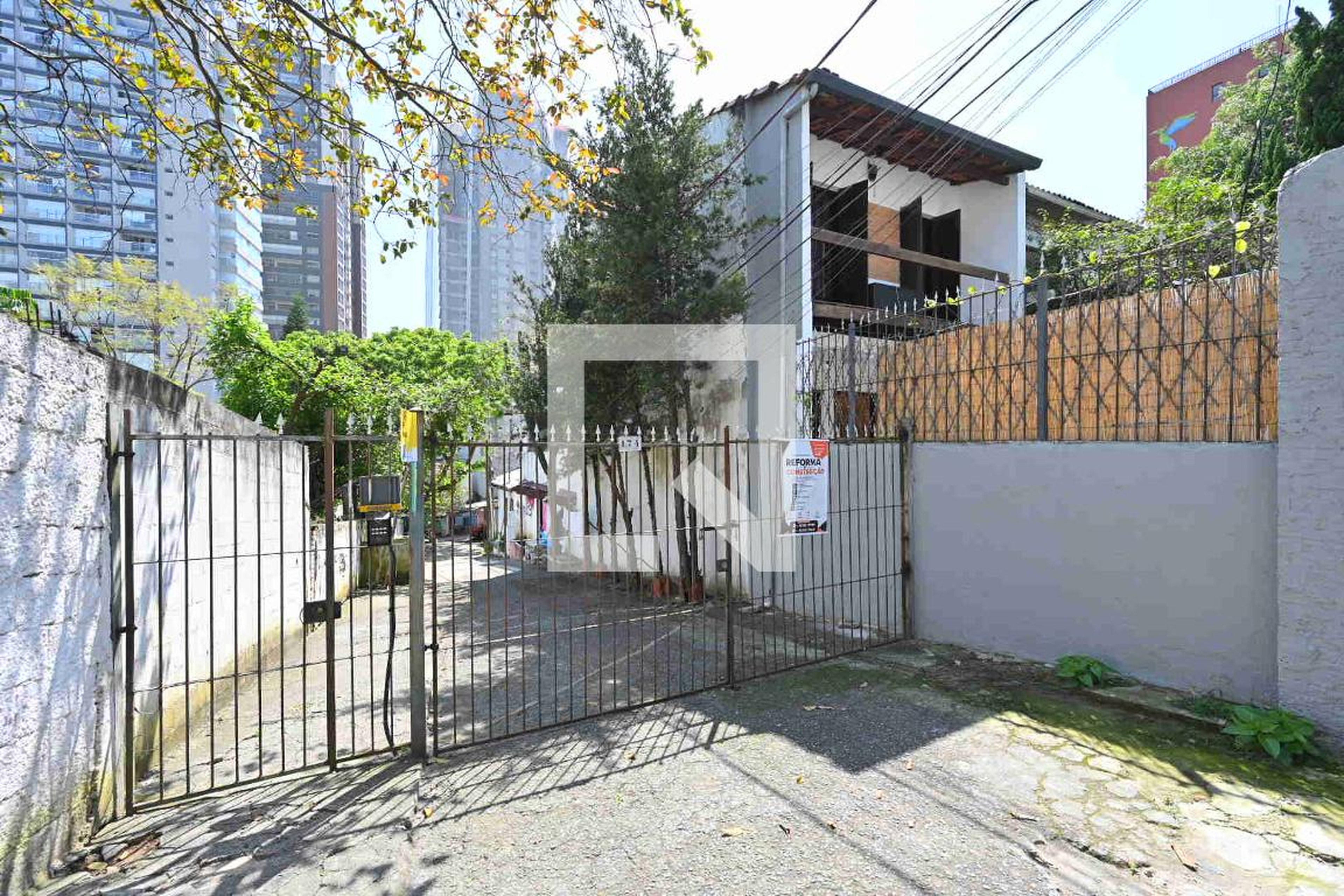 Fachada Condomínio em Rua Doutor Afonso Baccari, 174